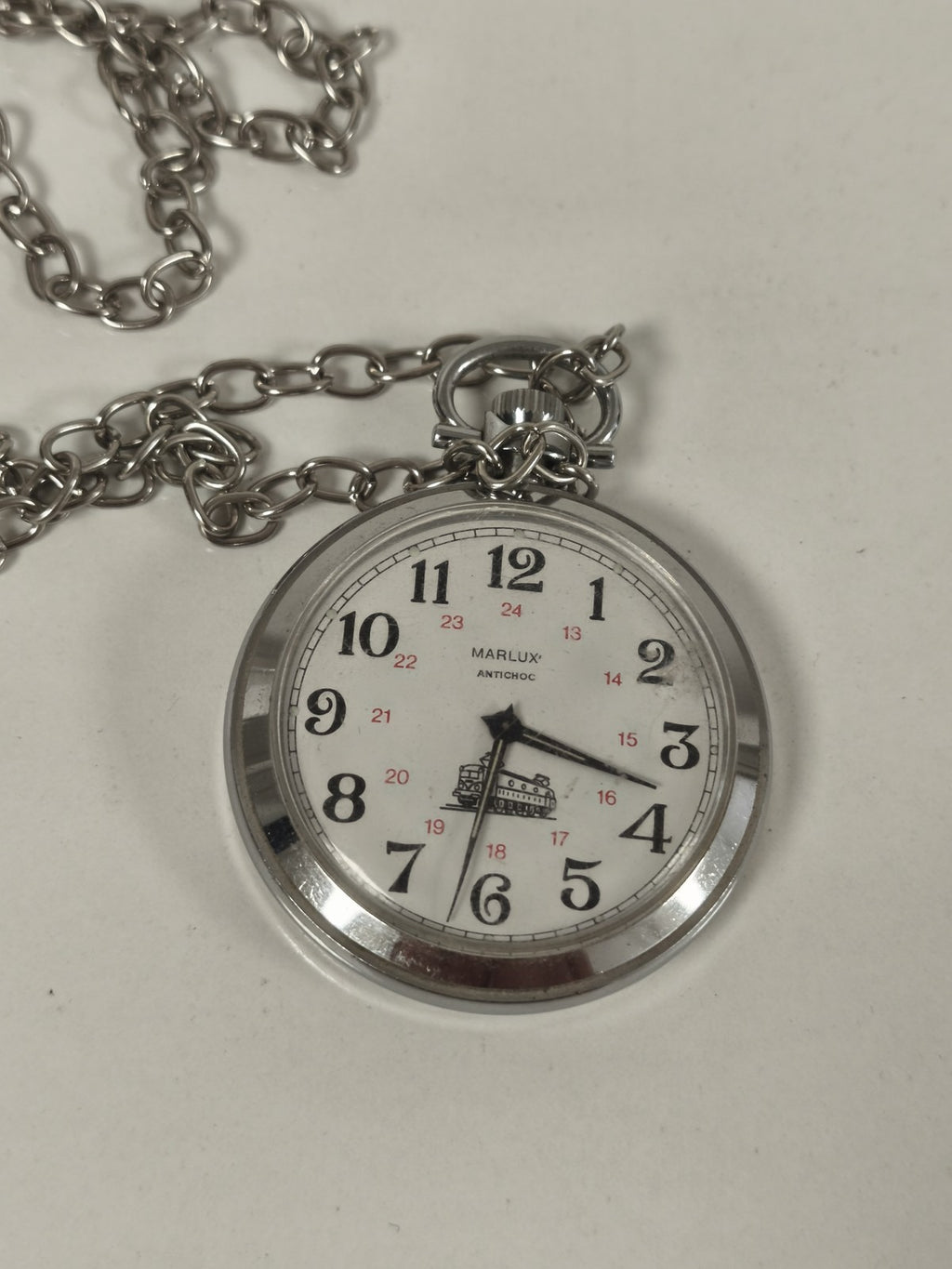 Montre à gousset Marlux antichoc avec chaîne, cadran blanc chiffres noirs