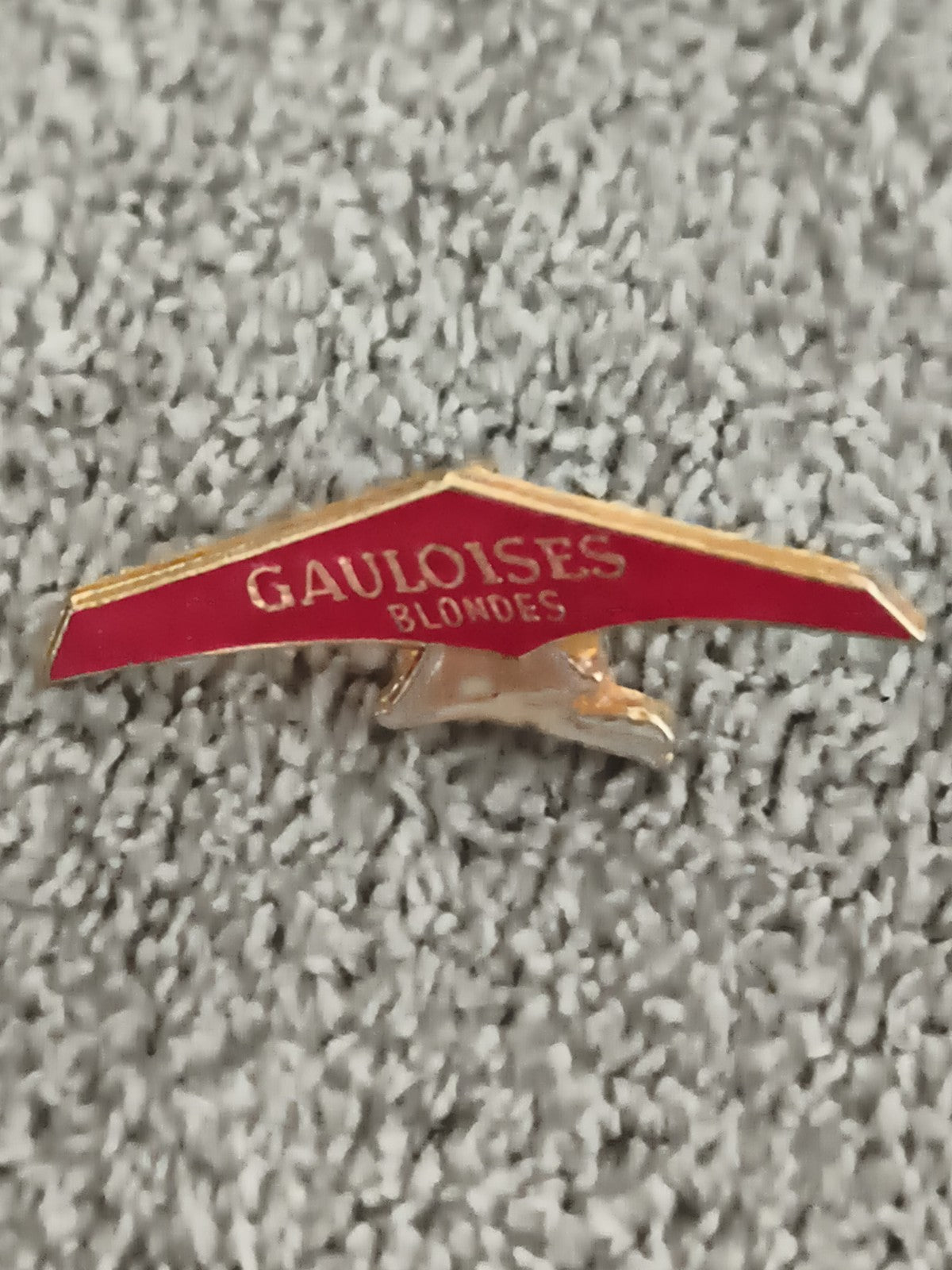 Pin's vintage Gauloises Blondes aile deltaplane rouge, badge publicitaire rétro