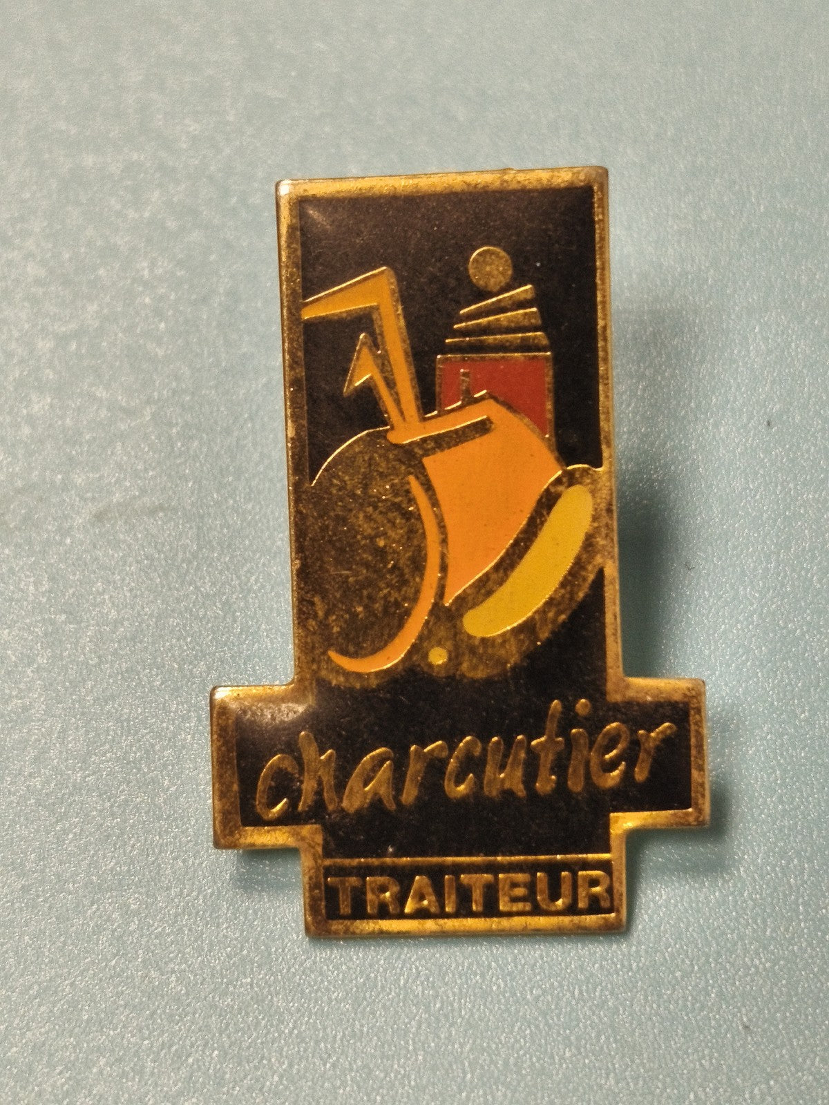 Vintage pin's charcutier traiteur ancien, émaillé noir et doré, collection