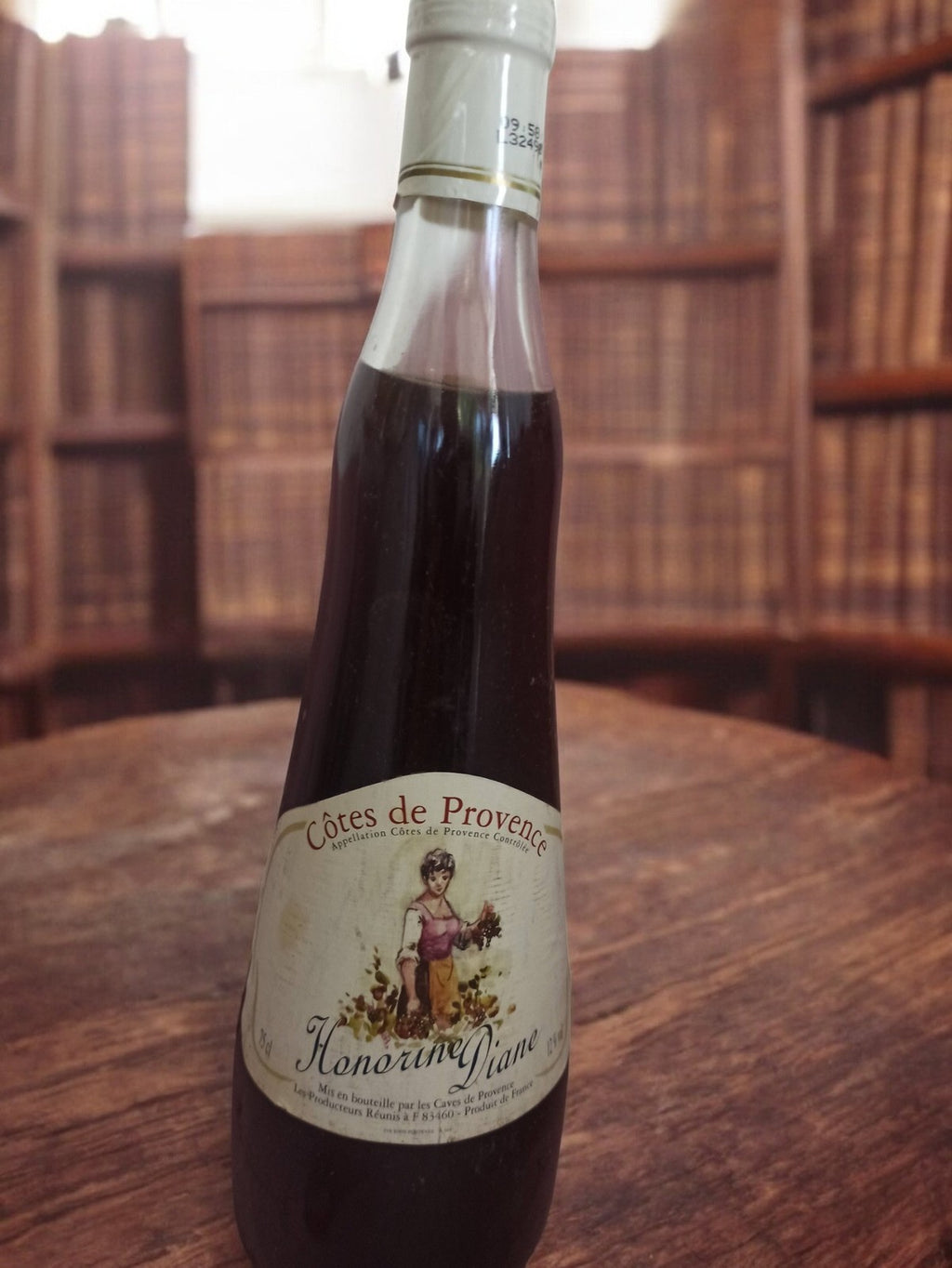 Bouteille ancienne vin Côtes de Provence Honorine Diane vintage étiquette illust