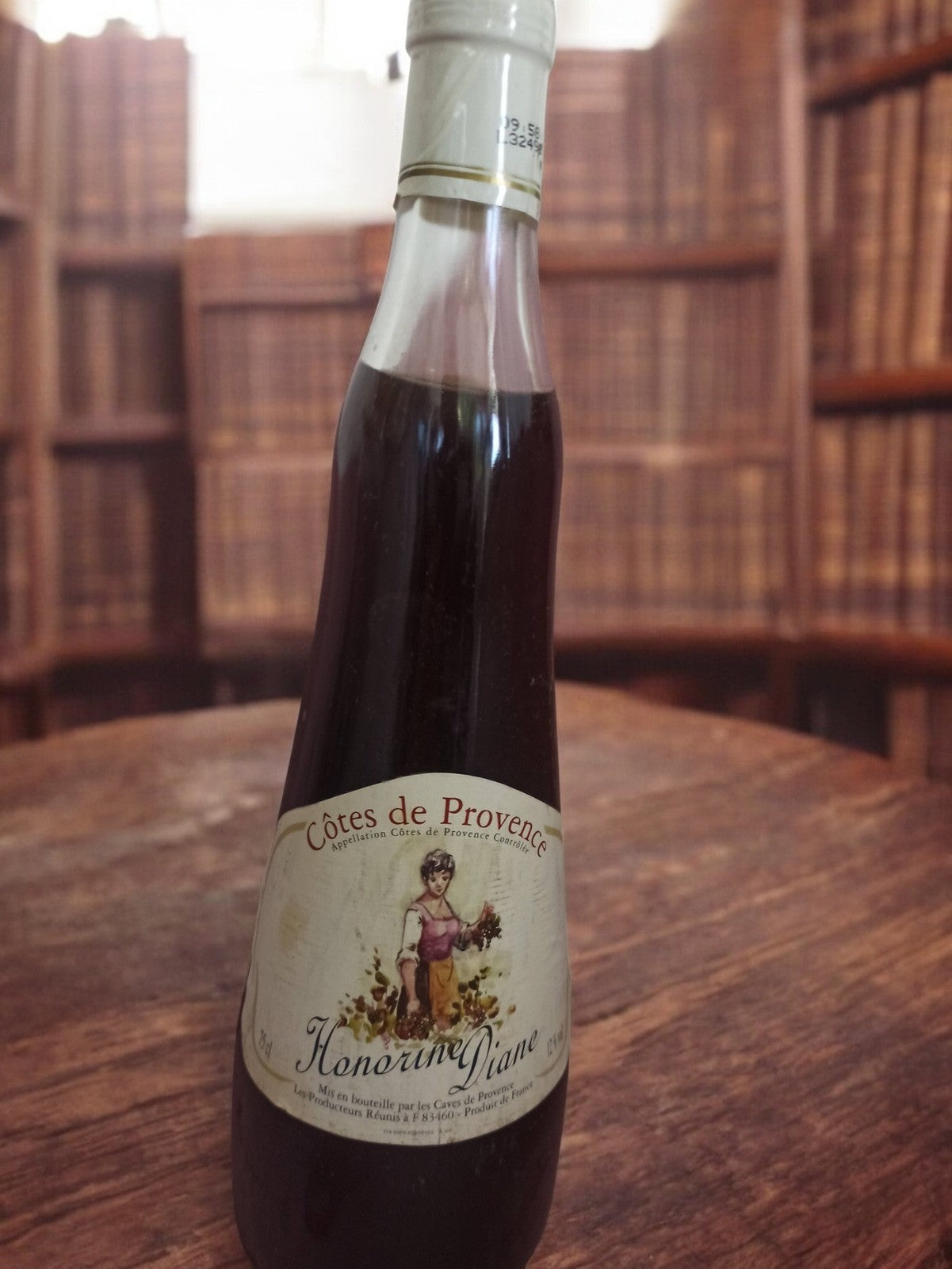 Bouteille ancienne vin Côtes de Provence Honorine Diane vintage étiquette illust