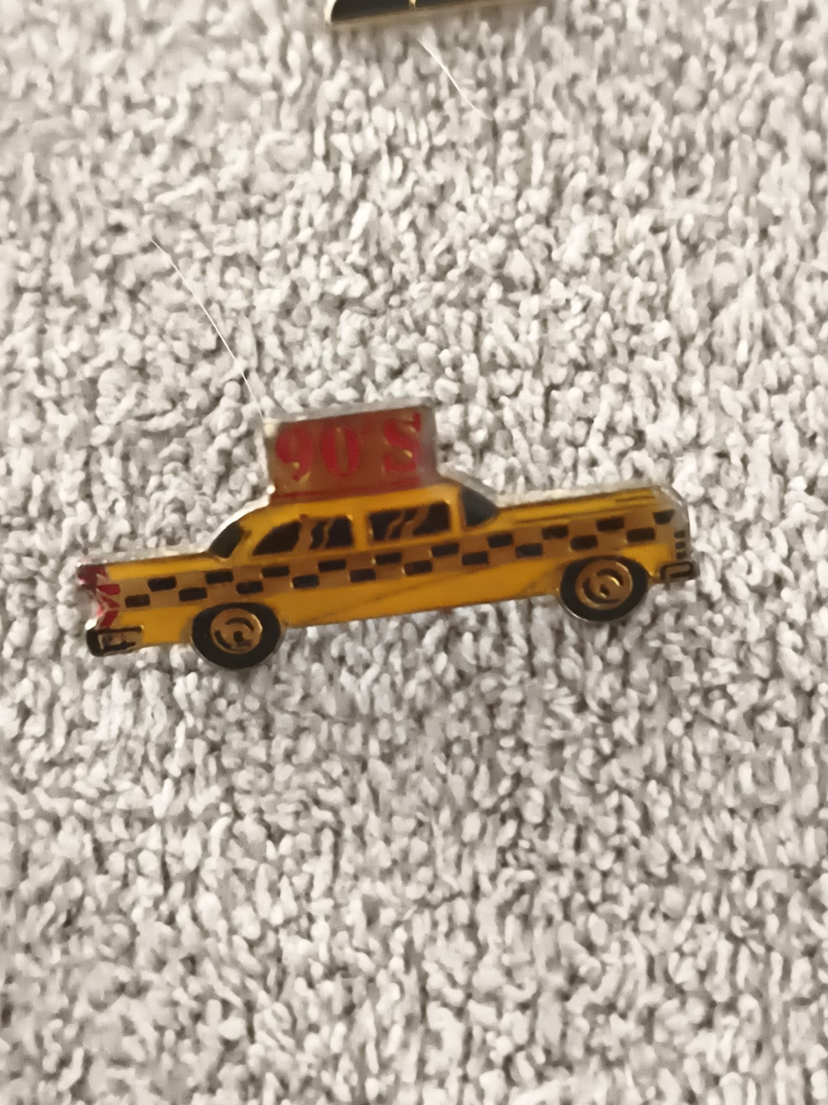 Pin's vintage taxi jaune 90's style New York, badge rétro voiture (Ref 6)