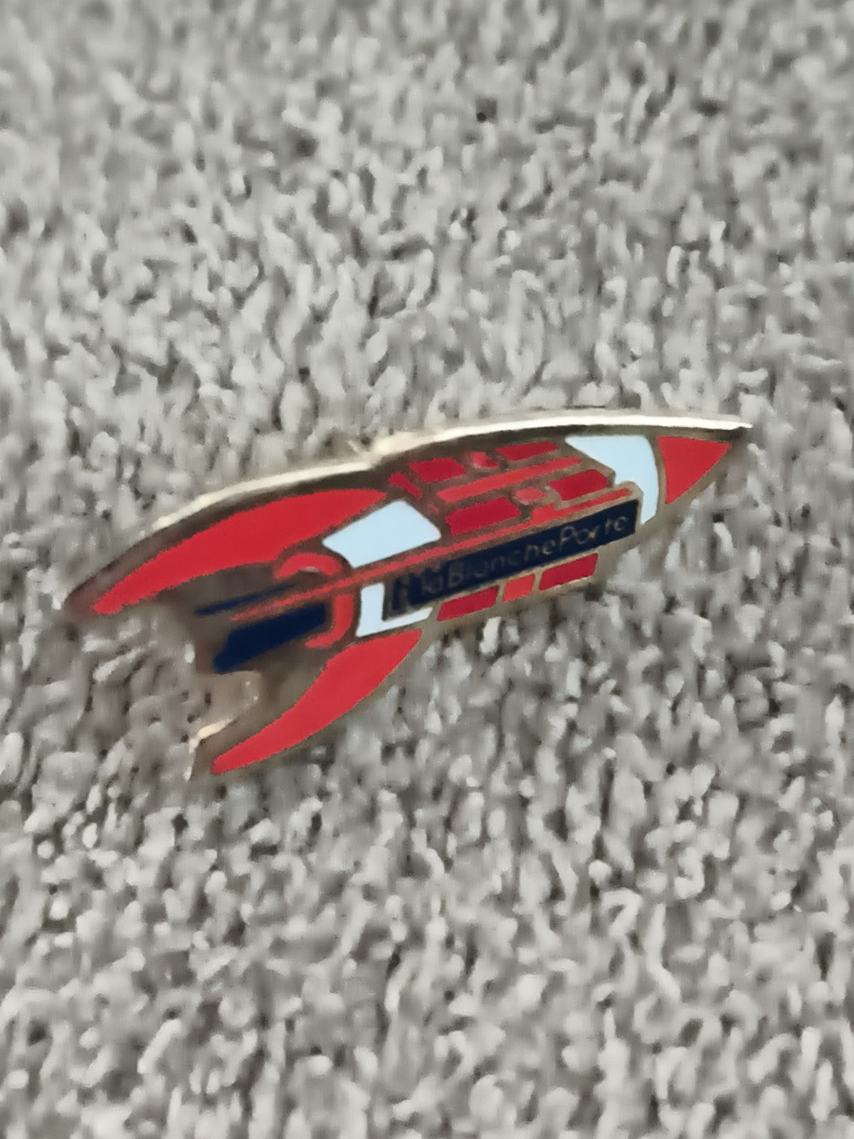 Pin's vintage LBL Blancheporte fusée rouge bleu badge ancien (Ref 10)