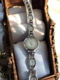 Montre femme Amazone vintage quartz, bracelet argenté motifs ovales, non testée