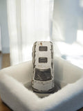 Véhicule miniature ancien blanc, voiture rétro vintage d?occasion, aspect usé