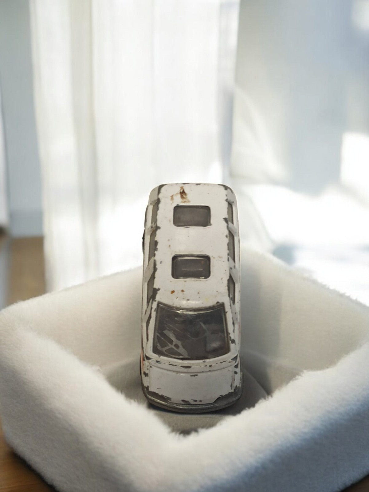 Véhicule miniature ancien blanc, voiture rétro vintage d?occasion, aspect usé