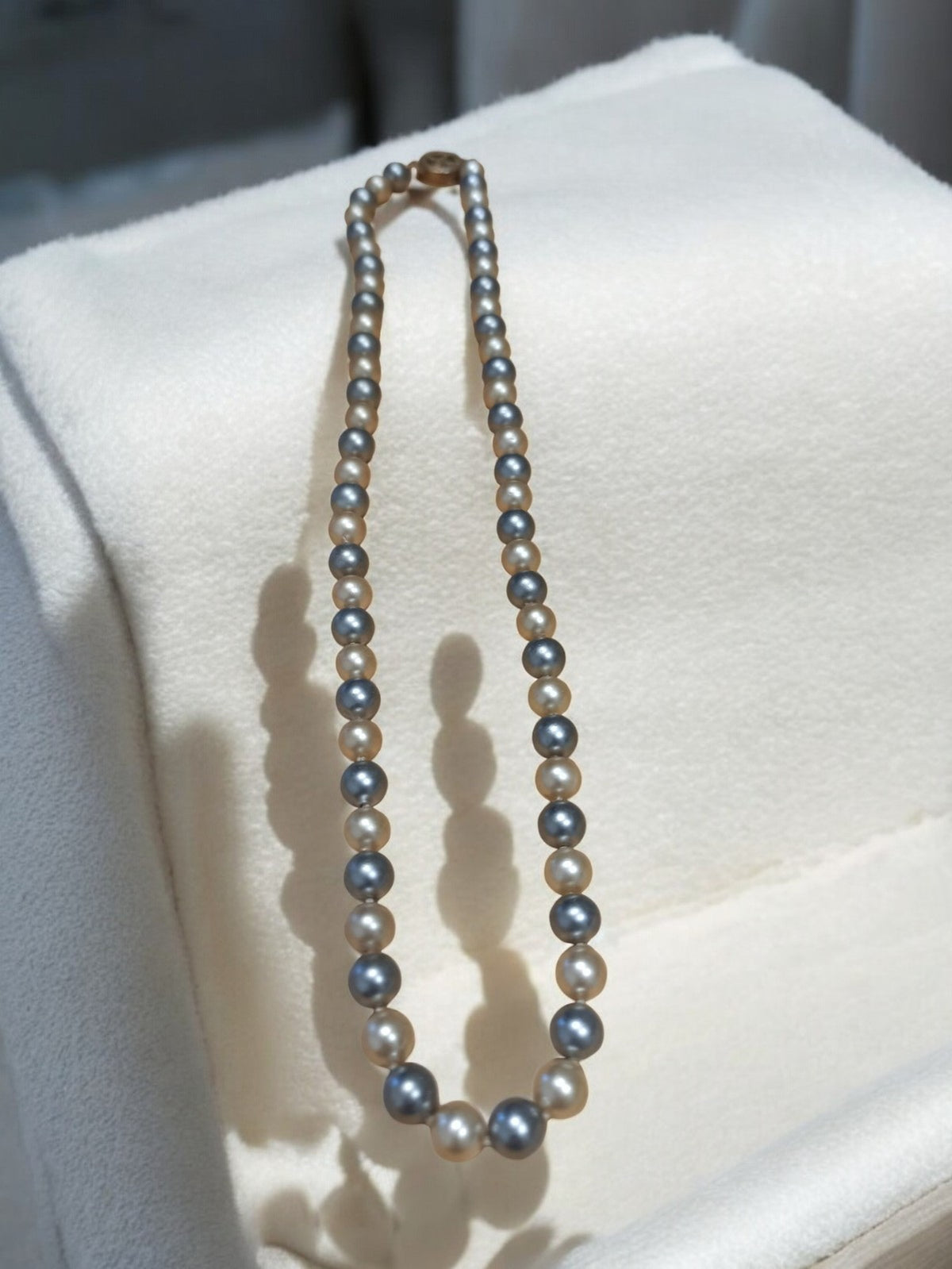 Vintage two-tone faux pearl necklace retro old woman original jewelry