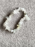 Bracelet pierres naturelles blanc translucide, chips irréguliers, bijou élastiqu