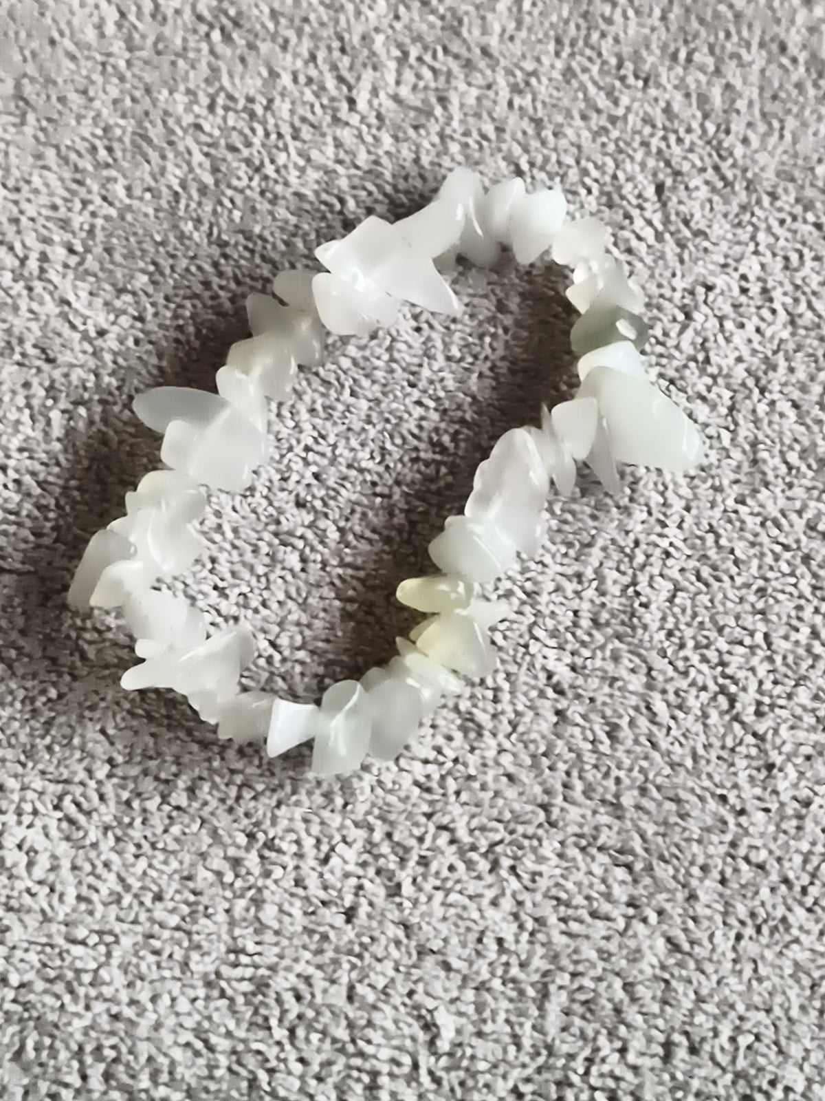 Bracelet pierres naturelles blanc translucide, chips irréguliers, bijou élastiqu