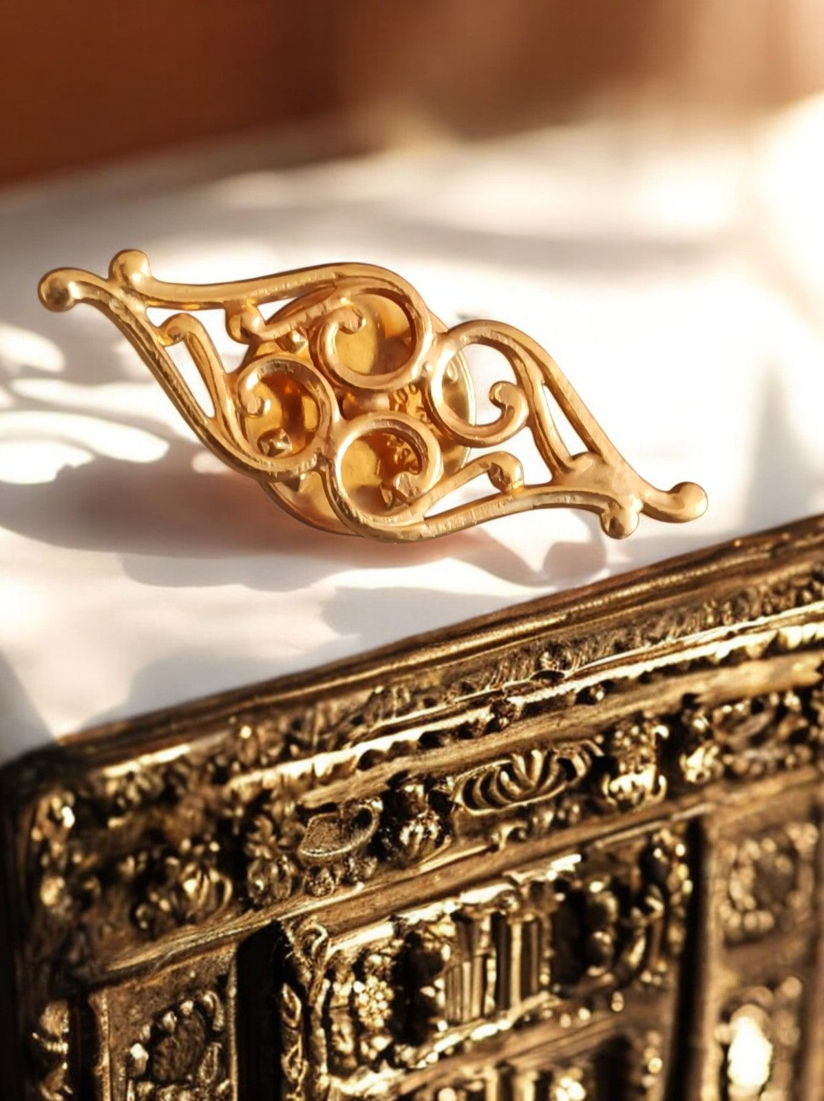 Broche vintage dorée motif ajouré arabesque style Art nouveau pin's rare
