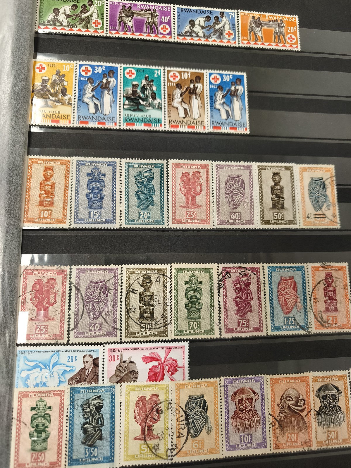 Lot de timbres philatélie Rwanda Urundi multicolores, motifs ethniques et portra