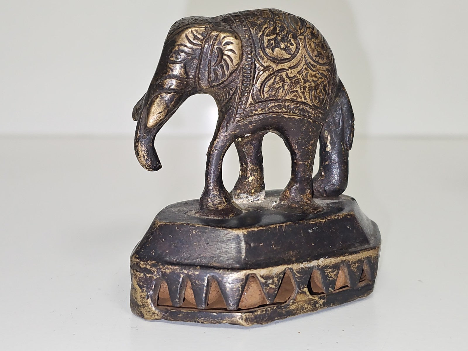 Hochet ancien éléphant en bronze ou laiton, jouet rétro vintage collection bébé