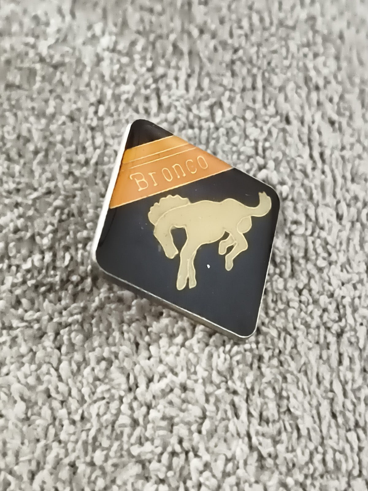 Pin's vintage Bronco cheval doré émaillé, badge rétro années 80-90 (Ref 10)