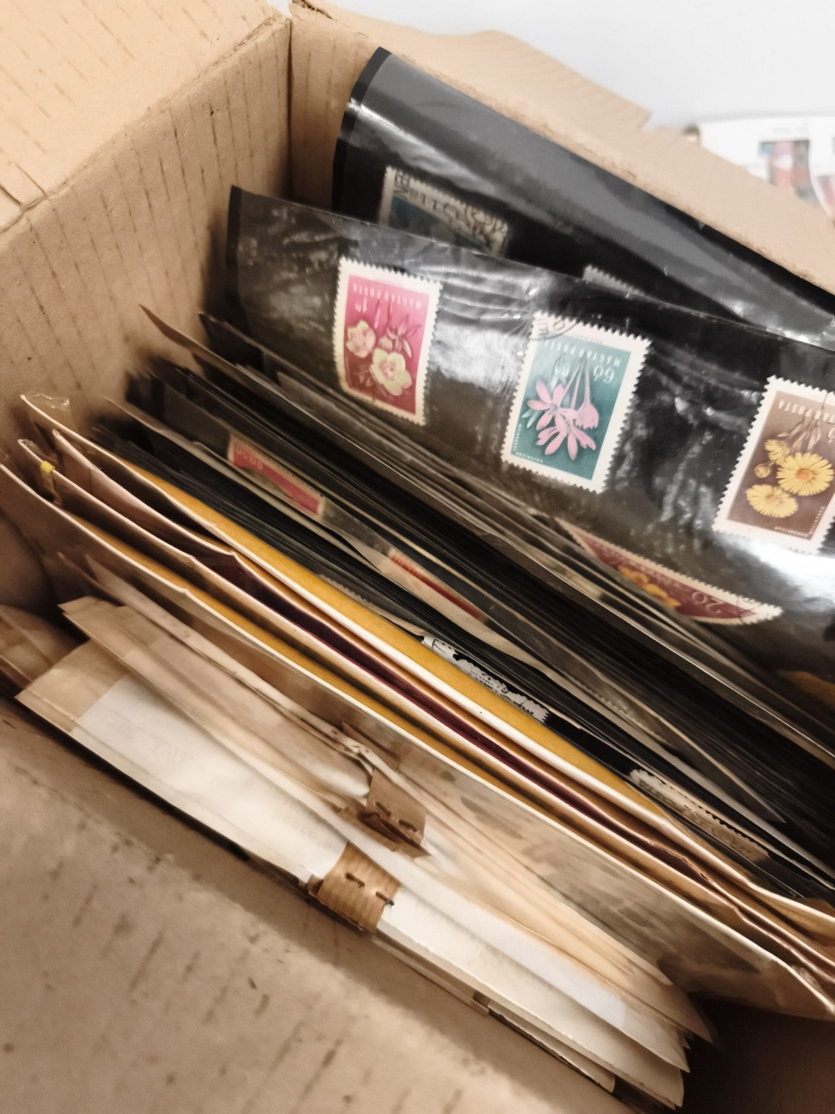 Lot ancien de timbres du monde, ensembles variés en pochettes, collection vintag