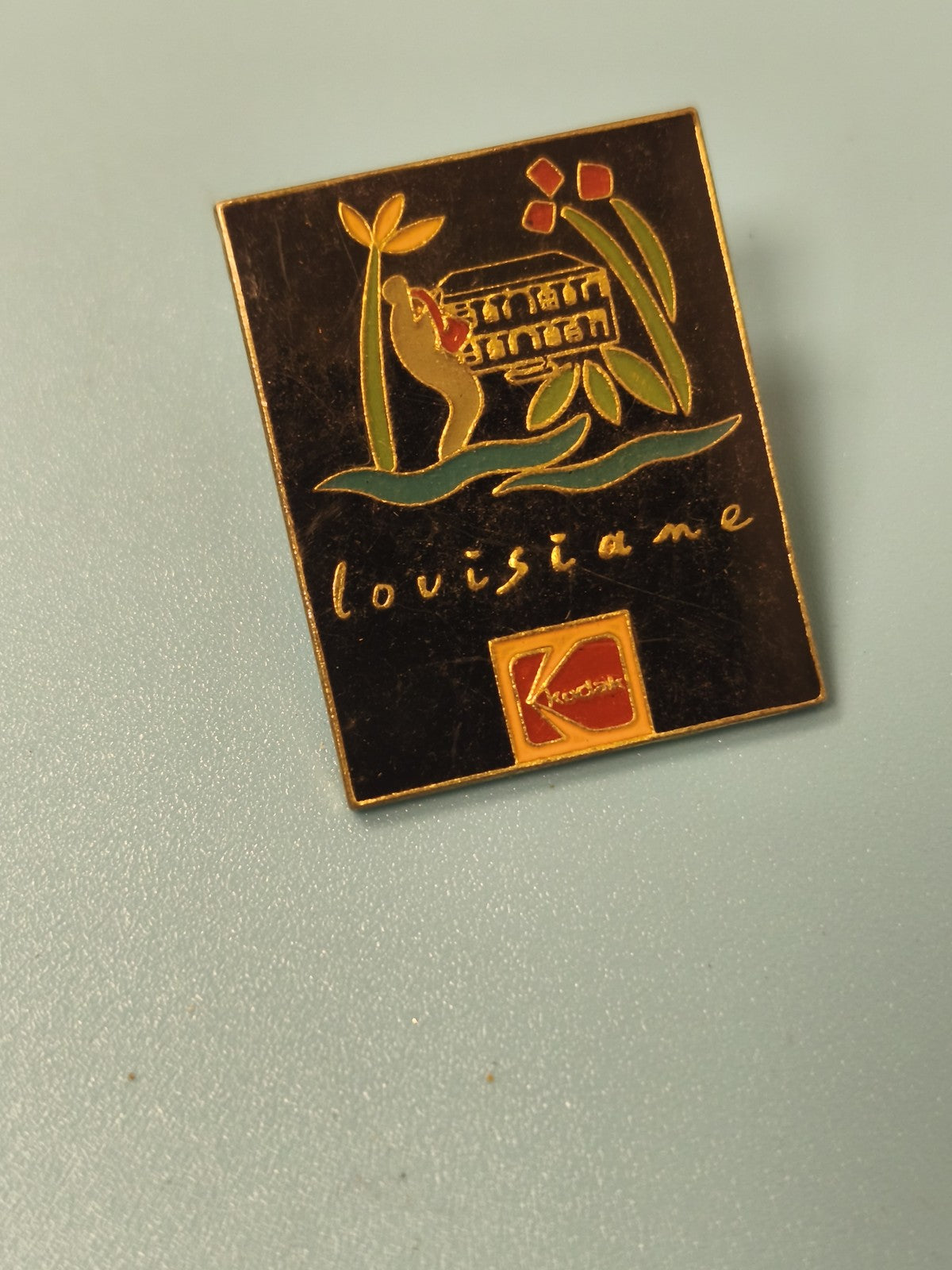 Vintage pin's Kodak Louisiane rectangulaire noir et doré collection photo (Ref 3