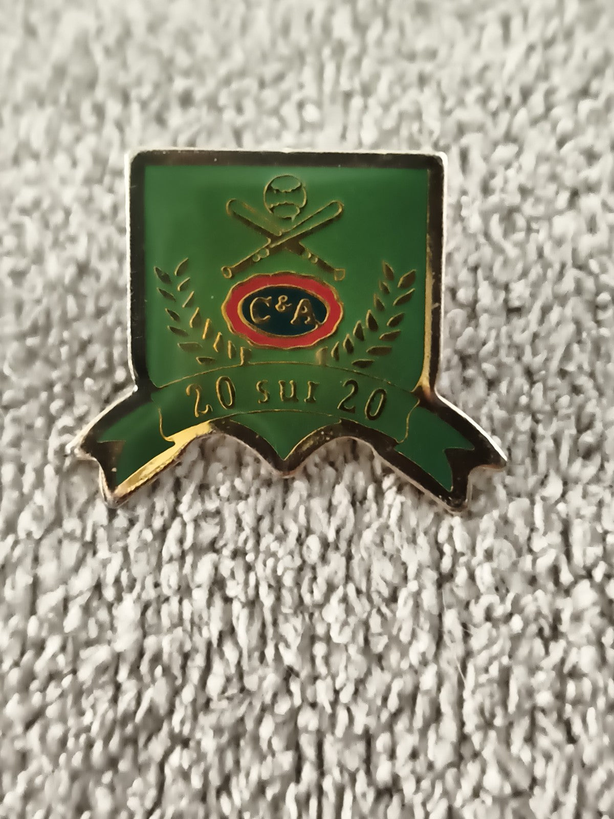 Pin's vintage C&A 20 sur 20 vert émaillé badge rétro récompense (Ref 2)