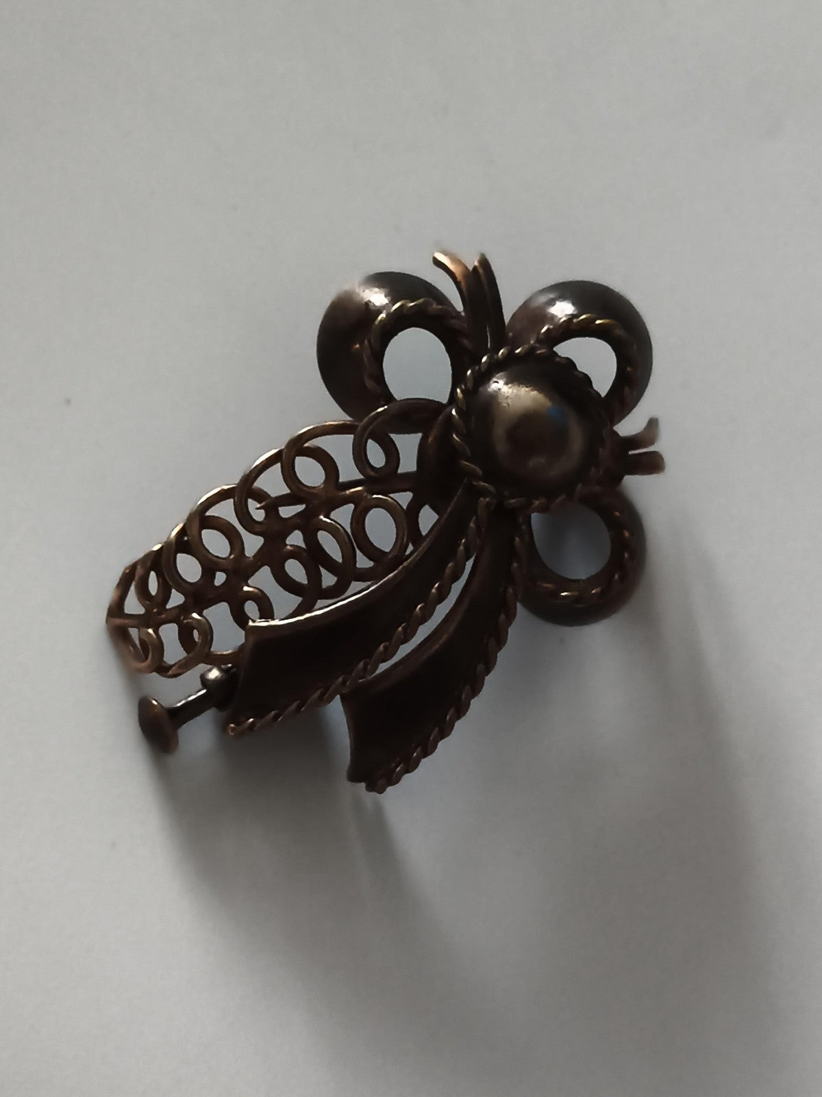 Broche ancienne filigranée, aspect doré, motif fleur ruban, bijou vintage