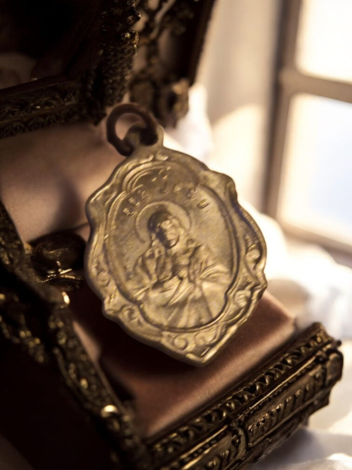 Médaille religieuse vintage métal doré Christ Jésus ancien pendentif