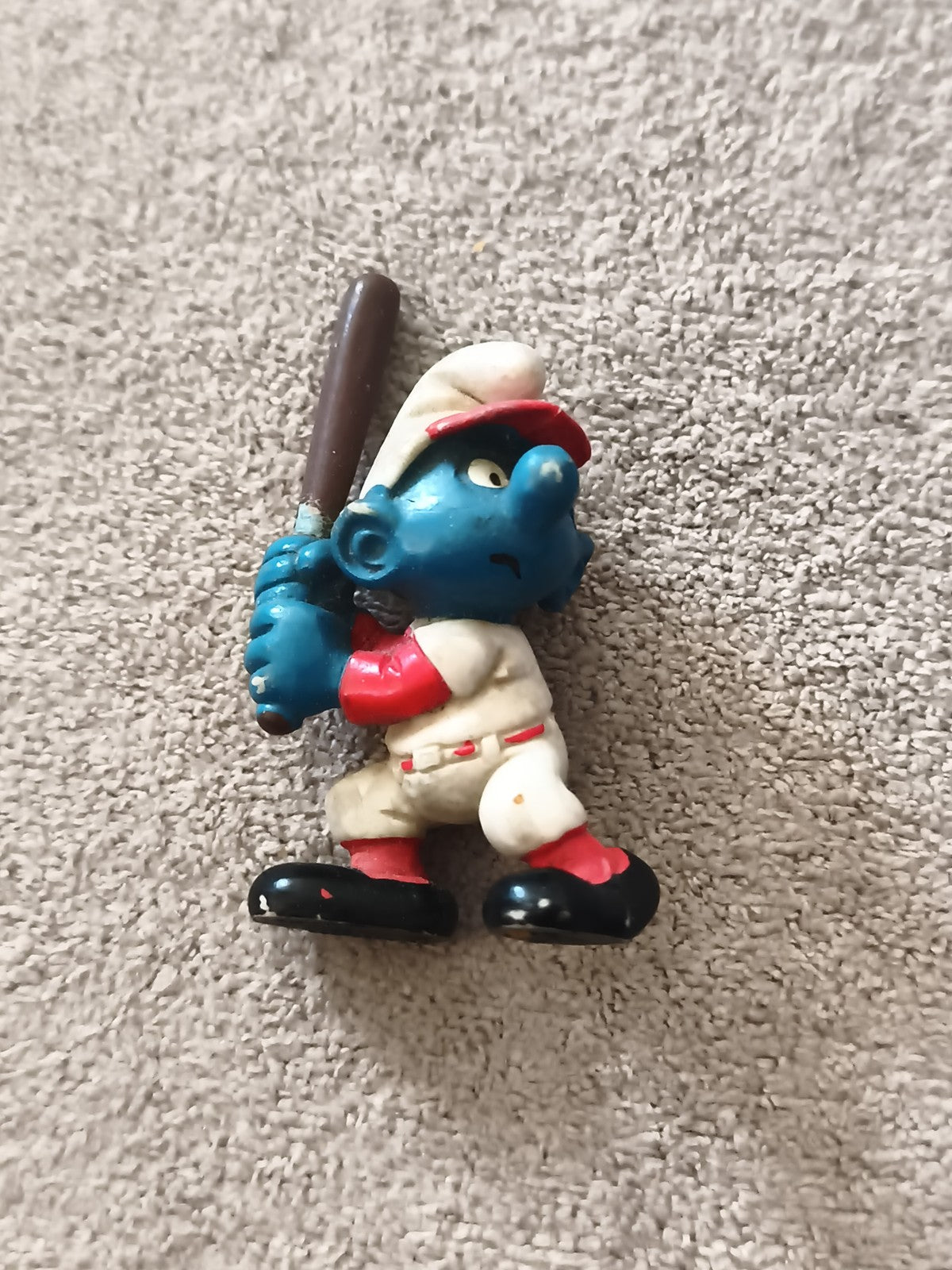Figurine Schtroumpf joueur de baseball costume blanc rouge PVC jouet Peyo