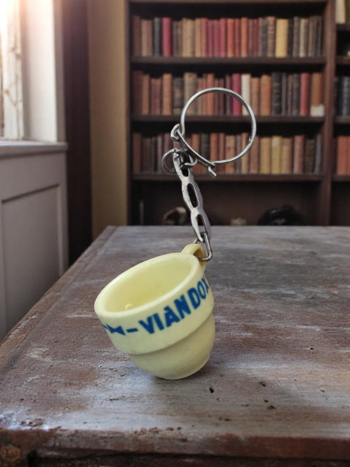 Porte-clés vintage Viandox tasse miniature publicitaire rétro métal et plastique