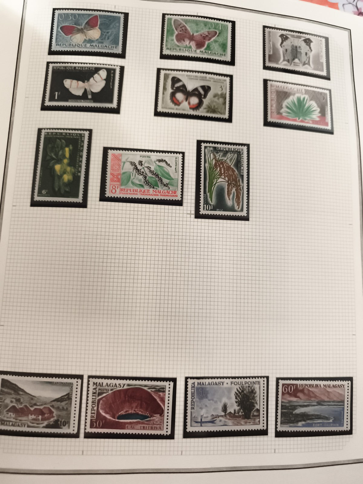 Timbres neufs République Malgache Madagascar anciens, papillons, paysages, flore
