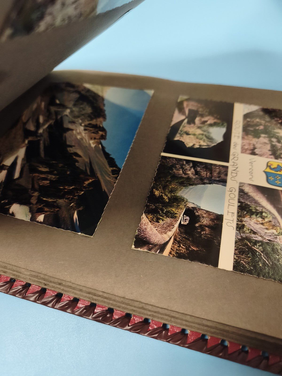 Classeur photographies de voyages couverture marron à motifs losanges