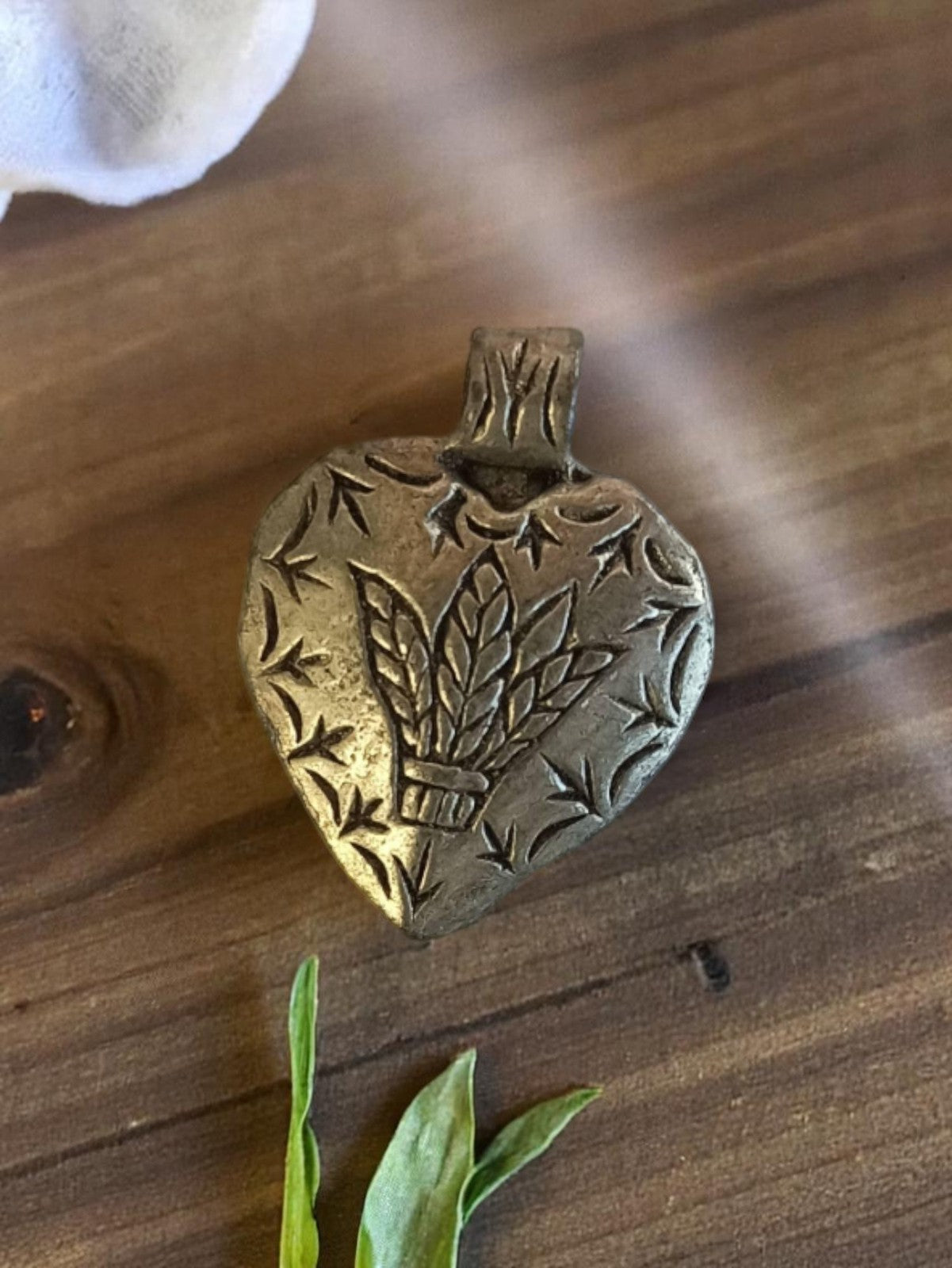 Pendentif cœur vintage métal gravé années 50 motif épis rétro ancien