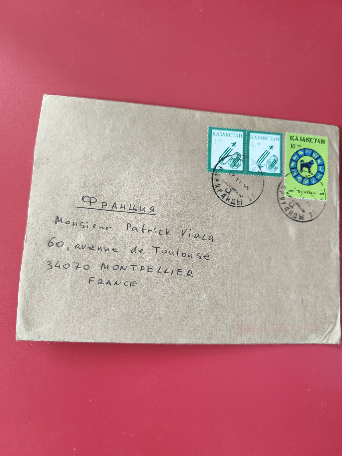Enveloppe affranchie Kazakhstan avec timbres, envoi manuscrit France