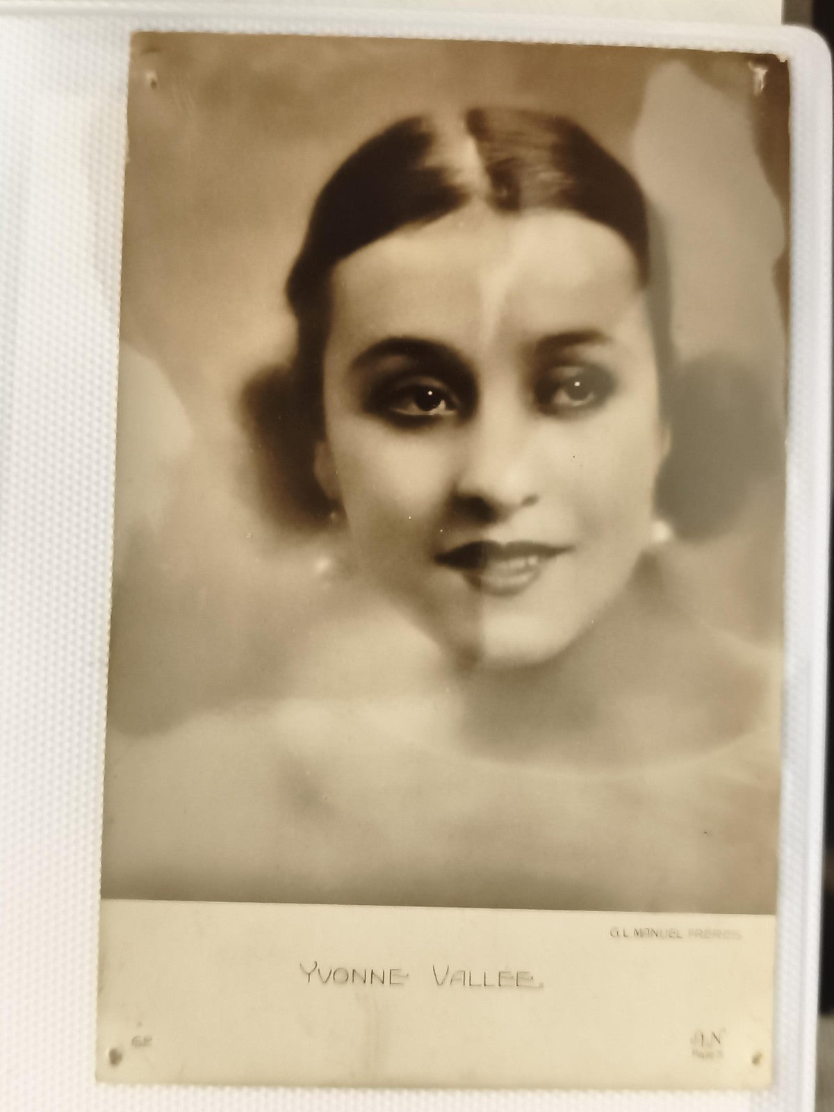 Carte postale ancienne portrait Yvonne Vallée photo G.L. Manuel frères Paris CPA