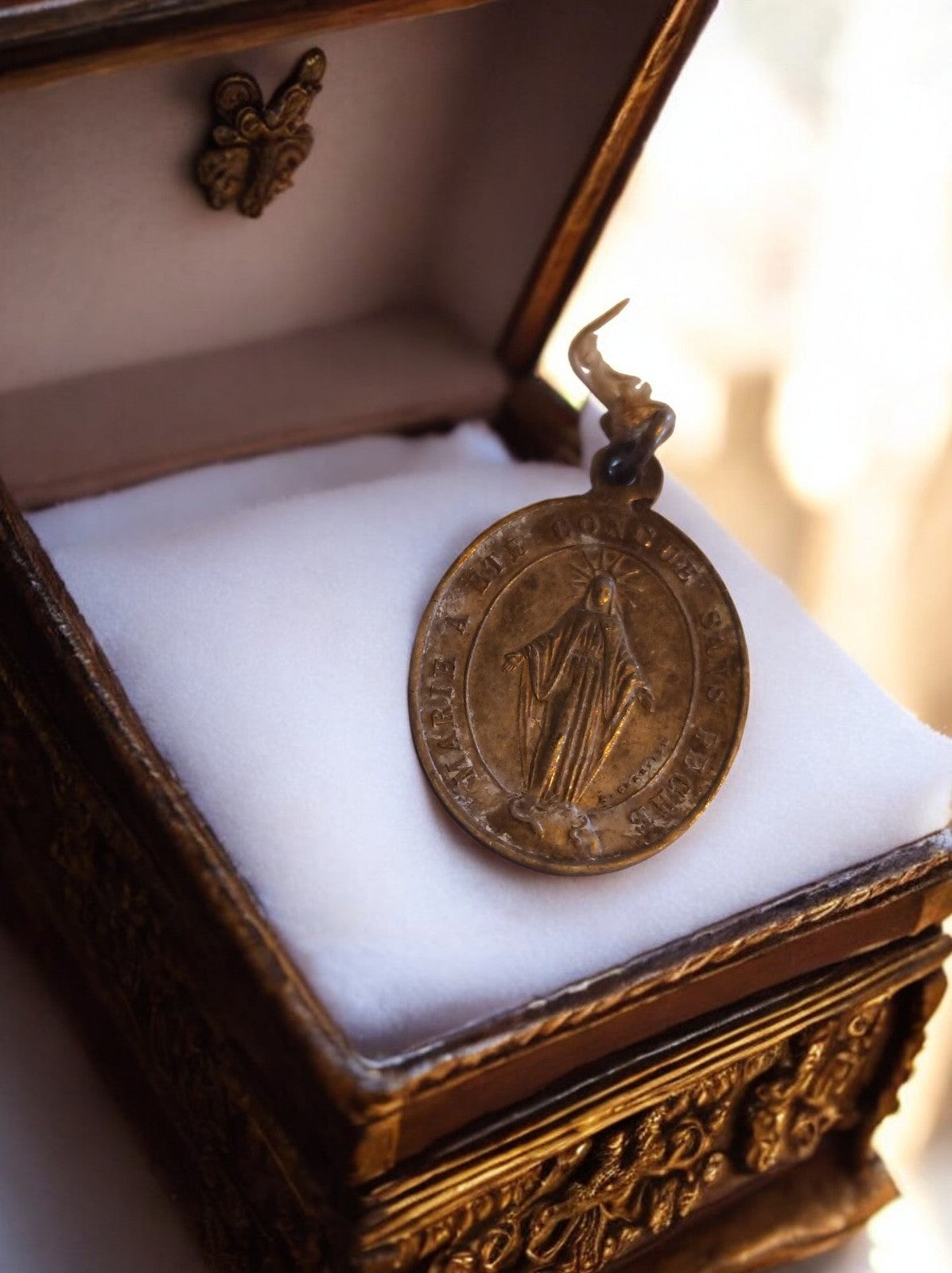 Médaille religieuse catholique vintage Vierge Miraculeuse finition dorée