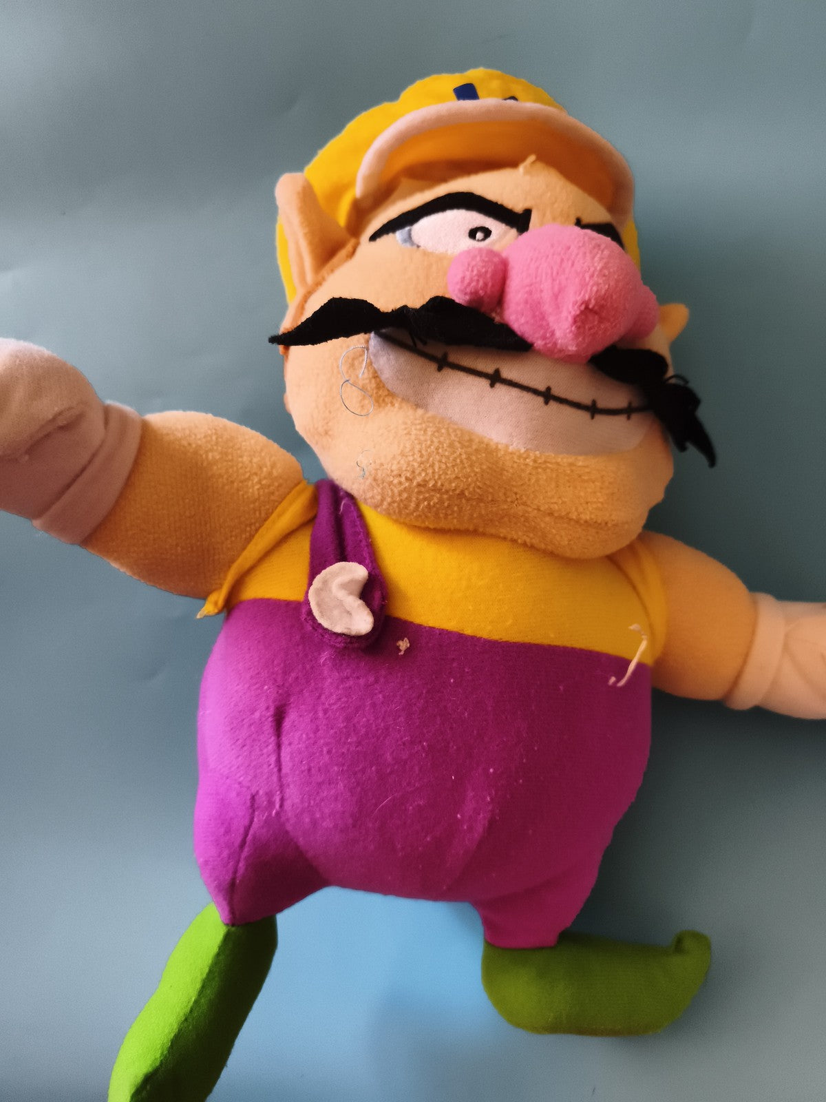 Peluche Wario Nintendo costume violet jaune vert moustache Mario Bros