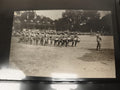Photographie militaire ancienne défilé soldats tambours uniforme casque colonial