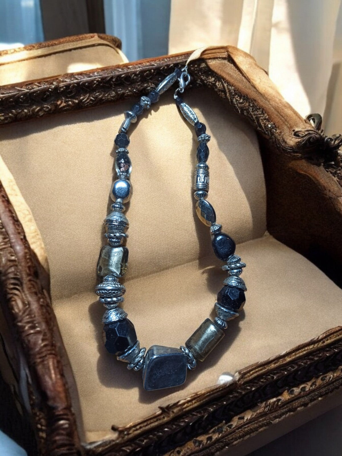 Collier fantaisie vintage perles métalliques argentées noir style ethnique