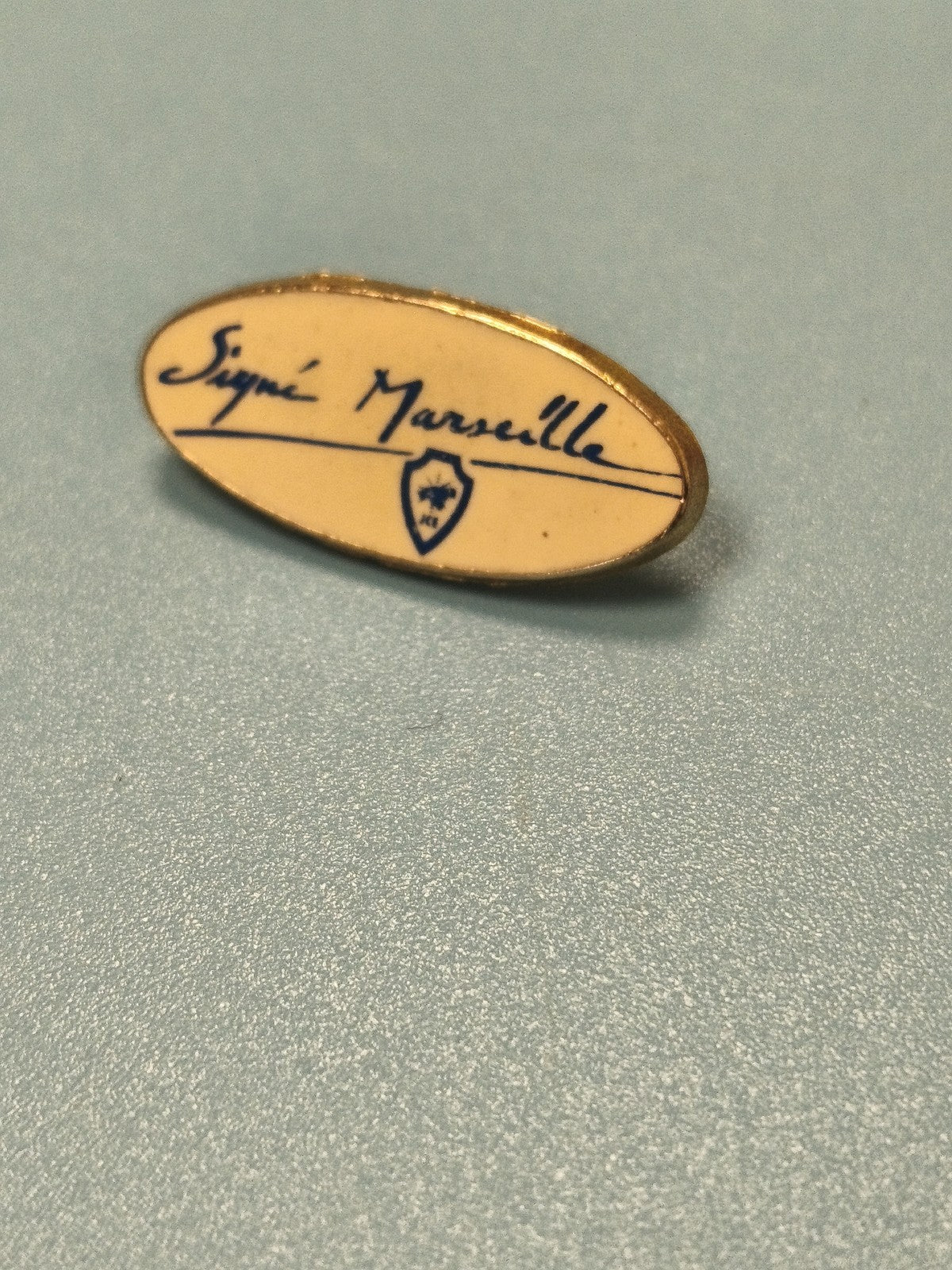 Vintage pin's Marseille ovale écru bleu, collection football rétro ancien
