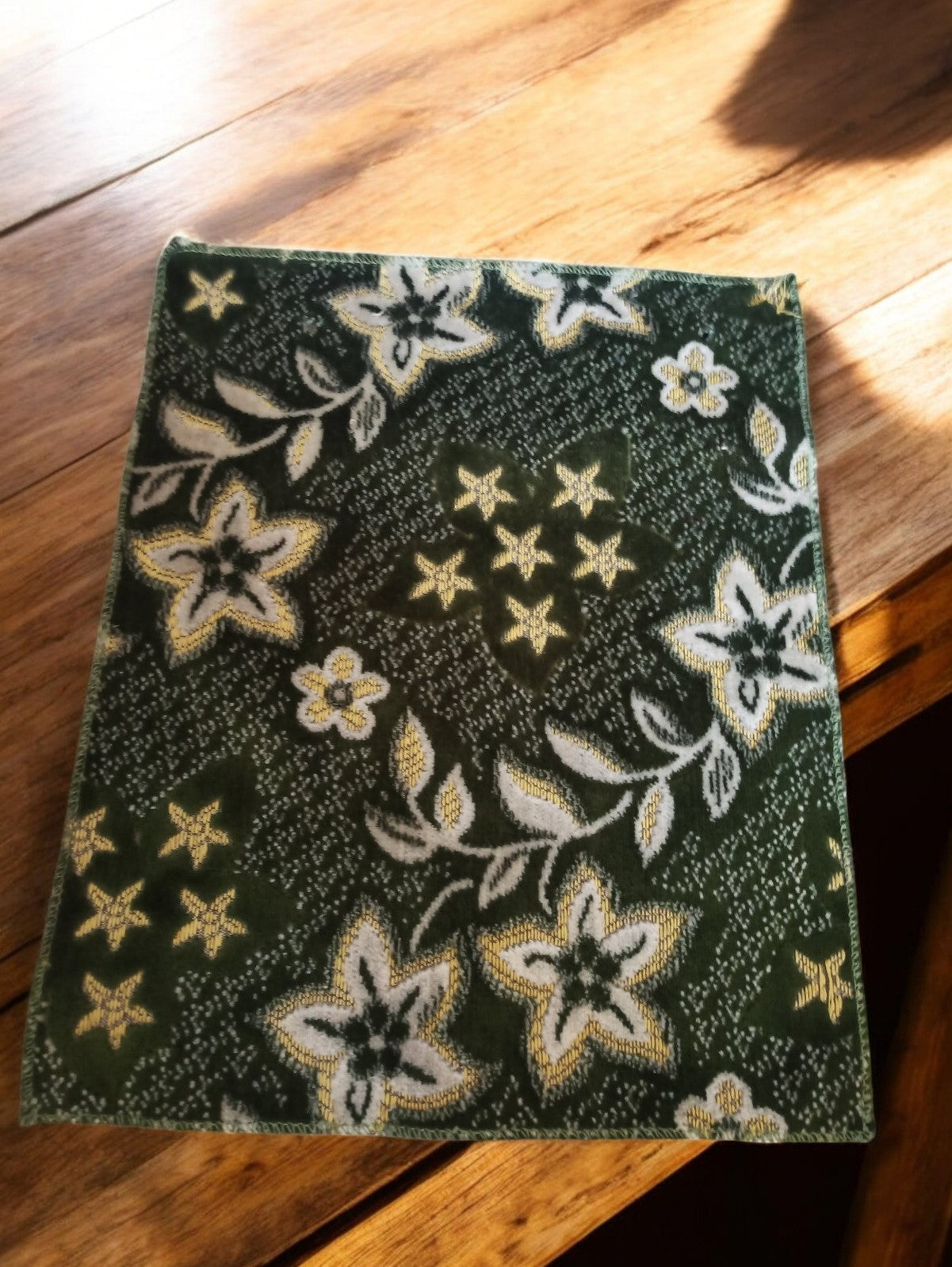 Tissu ancien velours broché jacquard vert motif floral religieux liturgique