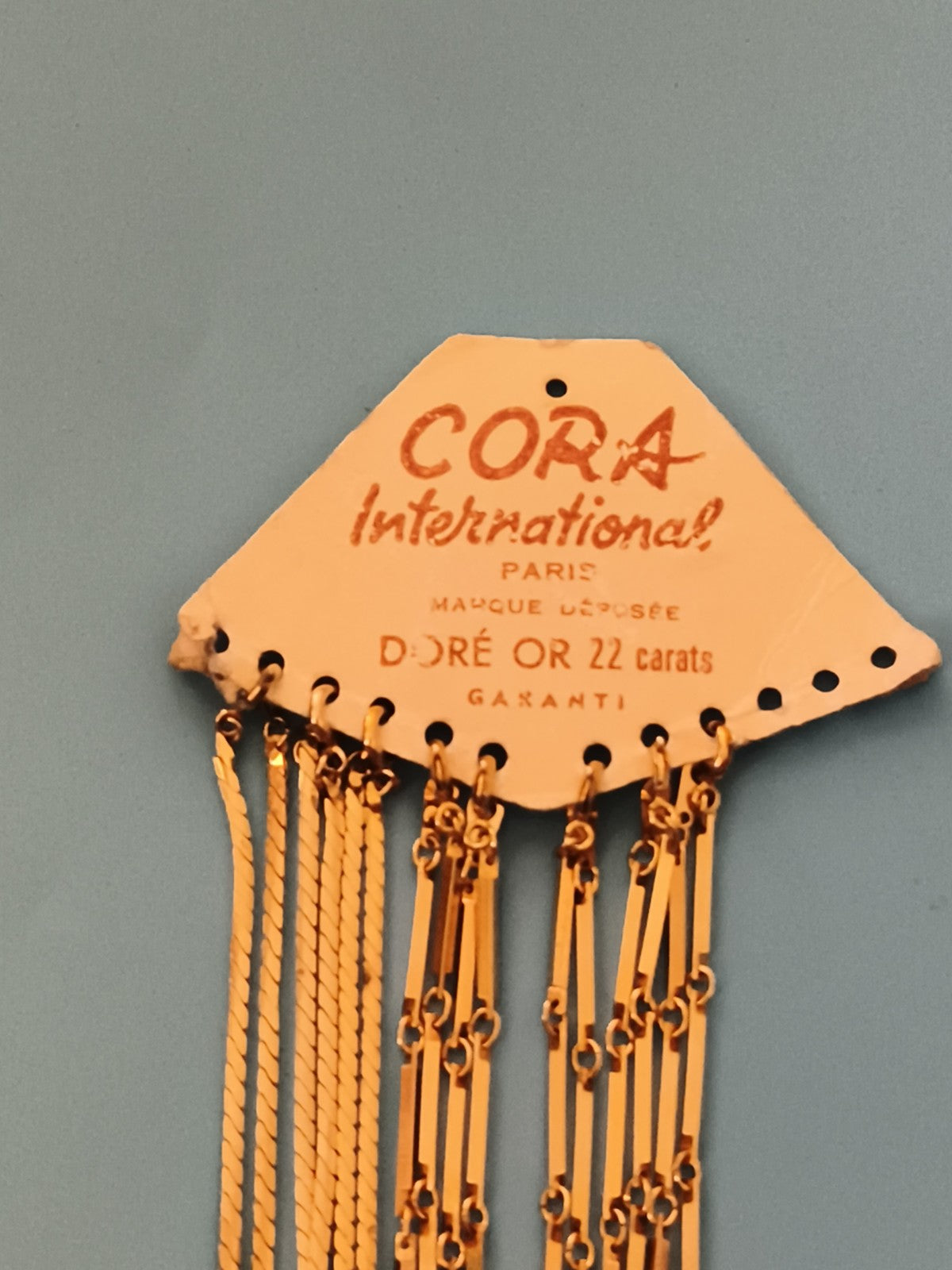 Colliers vintage CORA dorés or 22 carats, lot sur présentoir, années 80