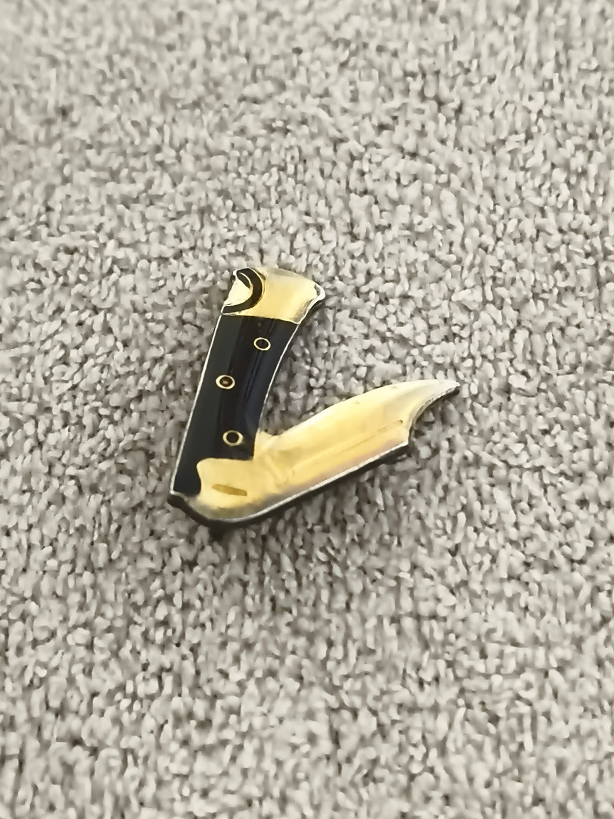 Pin's vintage couteau pliant doré noir, badge ancien style canif (Ref 2)
