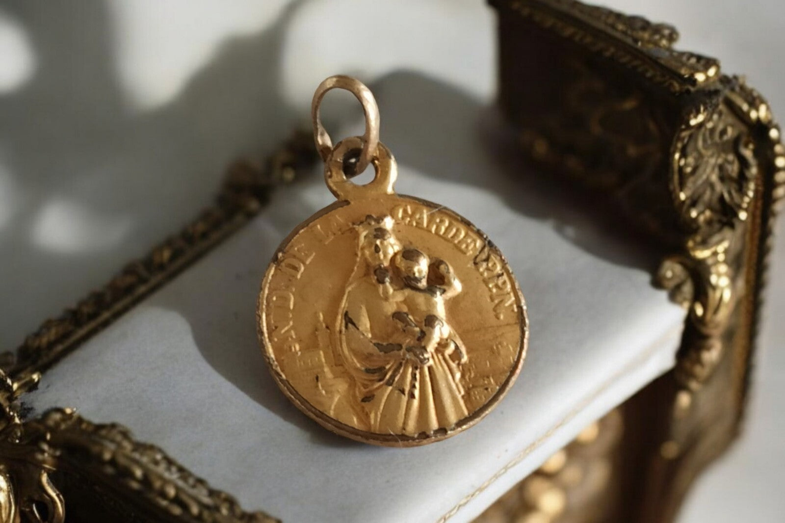 Pendentif médaille Notre Dame de la Garde vintage doré ancien religieux