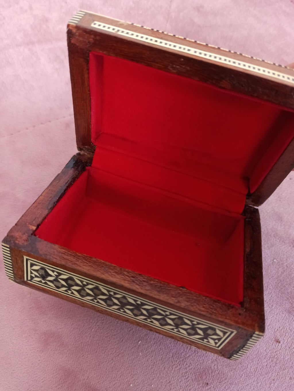 Boîte orientale marquetée bois, nacre et os décor géométrique, artisanat déco