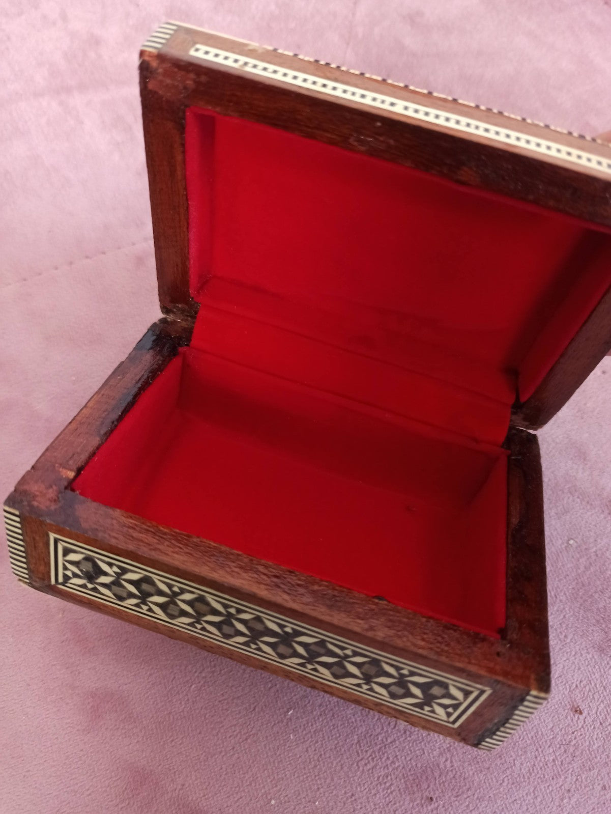 Boîte orientale marquetée bois, nacre et os décor géométrique, artisanat déco