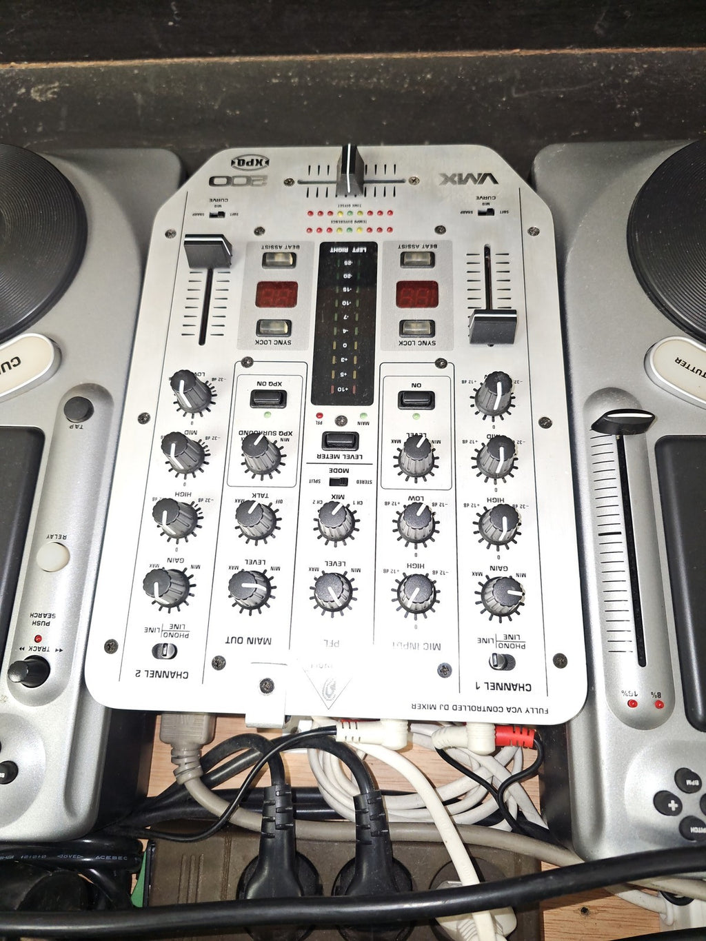 Table de mixage Behringer VMX-200 XPO et Numark DJ Console audio professionnelle