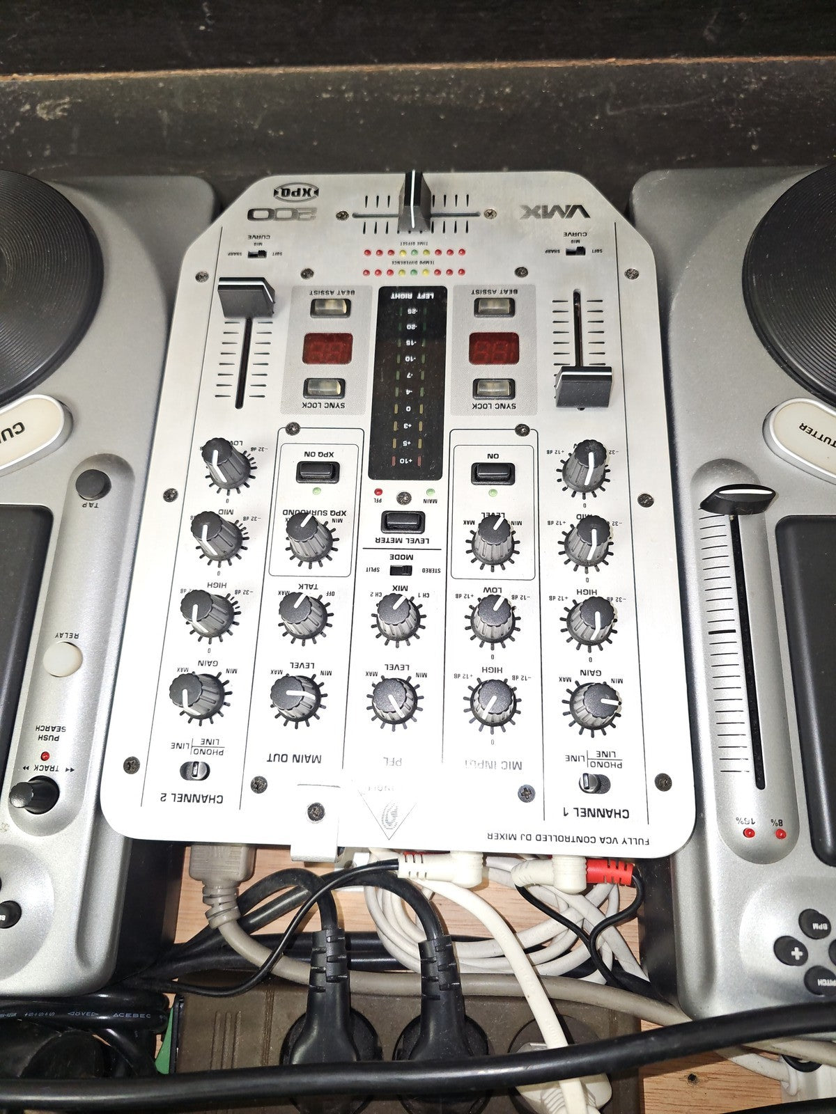 Table de mixage Behringer VMX-200 XPO et Numark DJ Console audio professionnelle