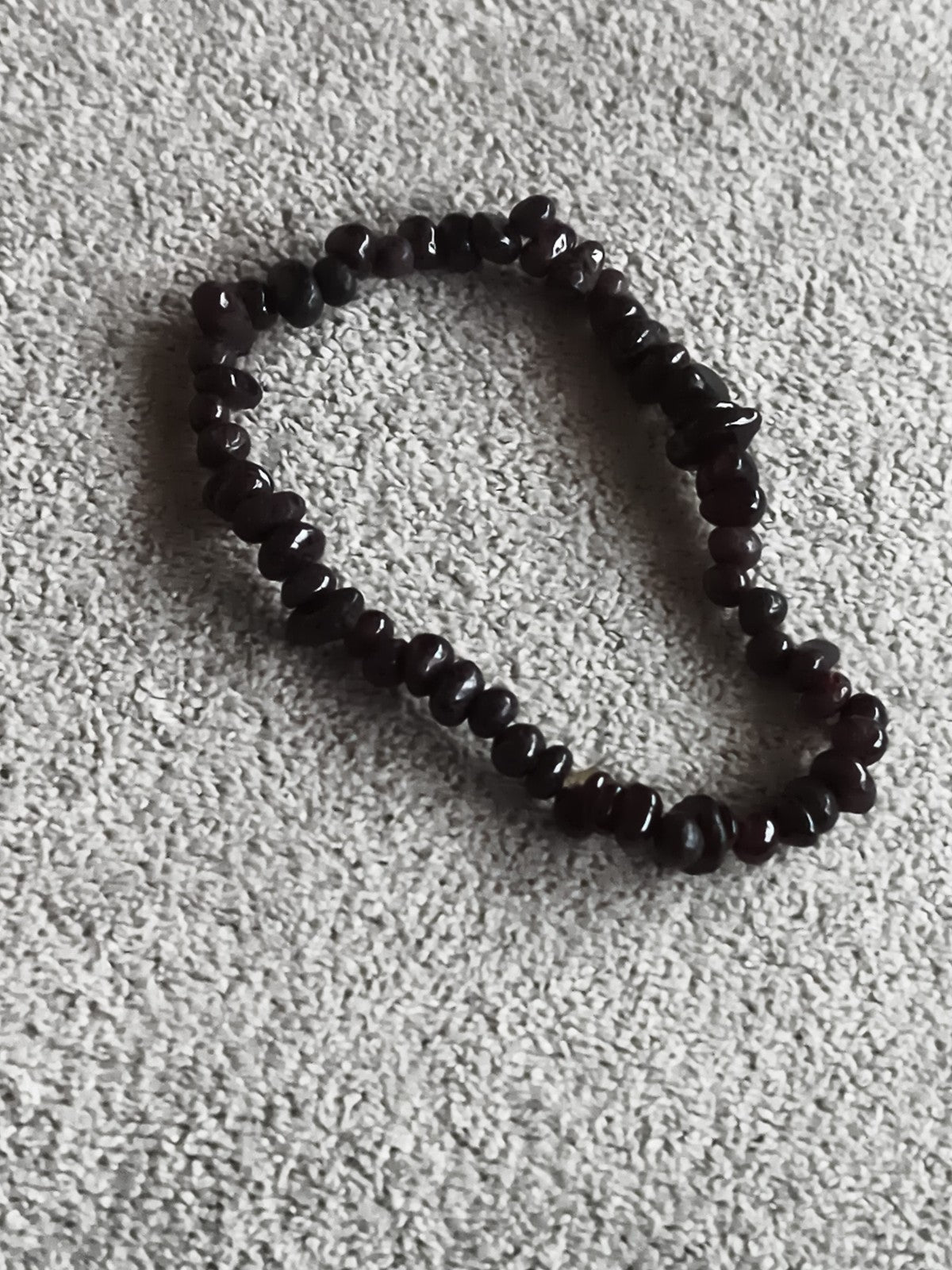 Bracelet pierres naturelles perles irrégulières foncées, bijou élastique femme