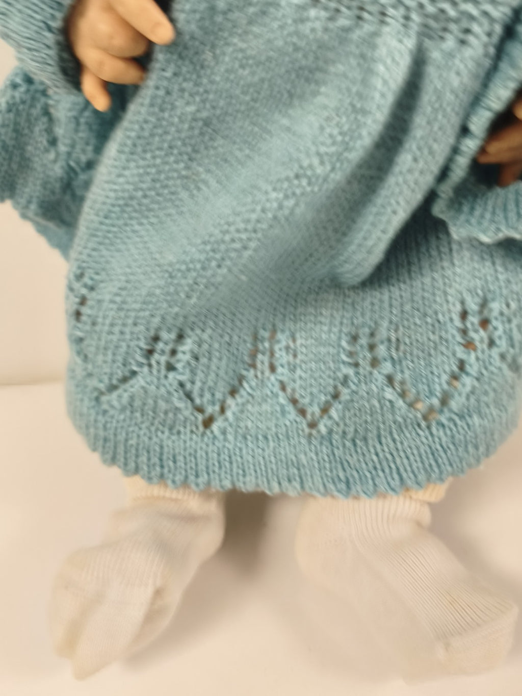 Ancienne poupée Ratti Made in Italy, yeux bleus, robe bleue tricotée