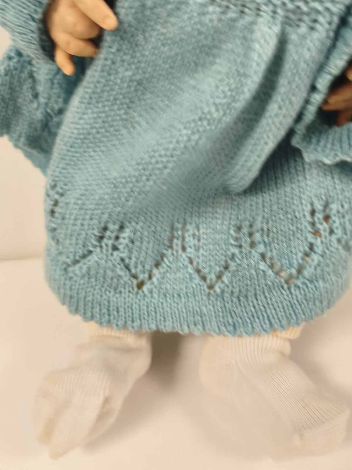 Ancienne poupée Ratti Made in Italy, yeux bleus, robe bleue tricotée