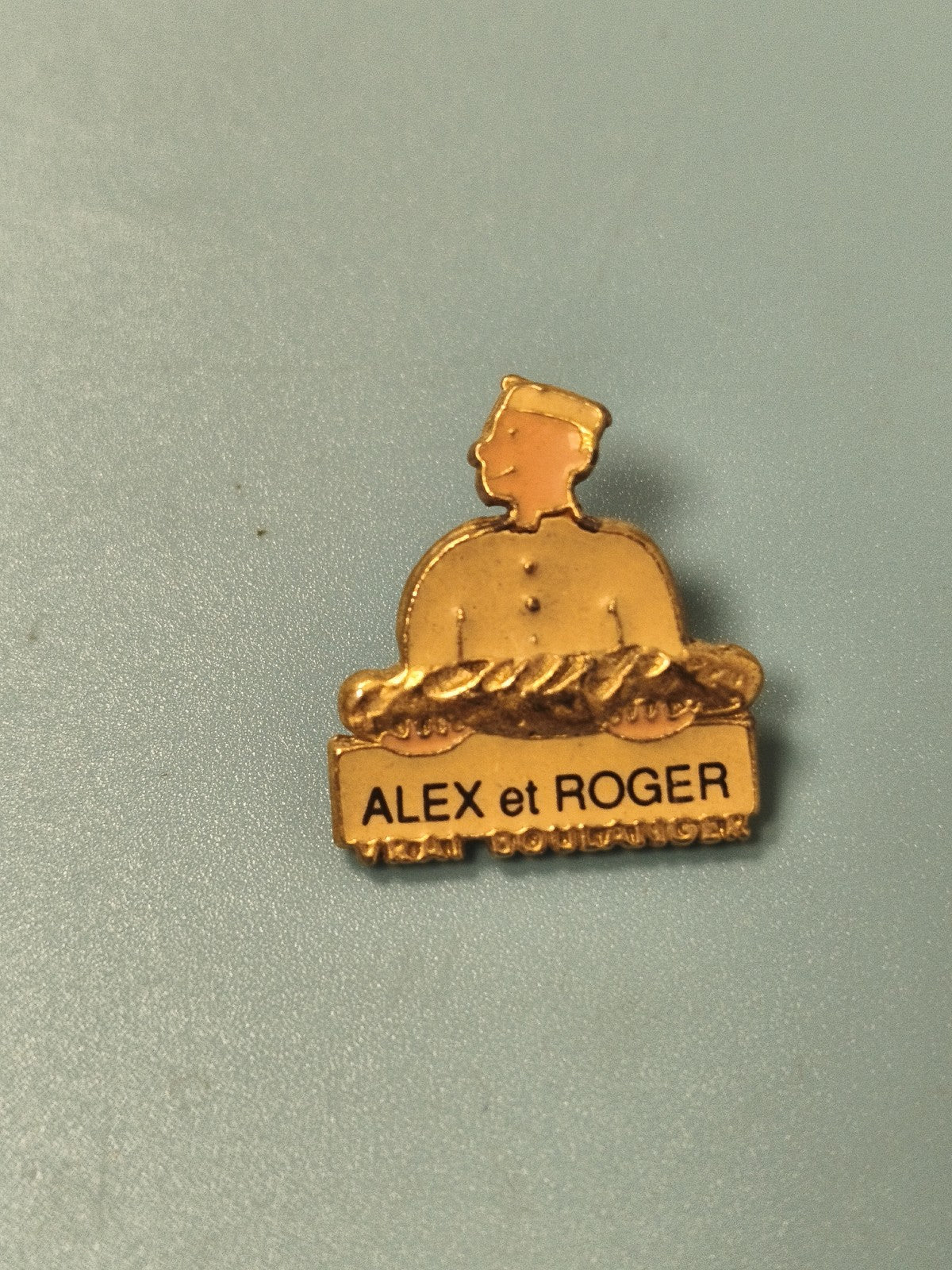 Vintage pin's Alex et Roger boulanger doré collection publicitaire ancien