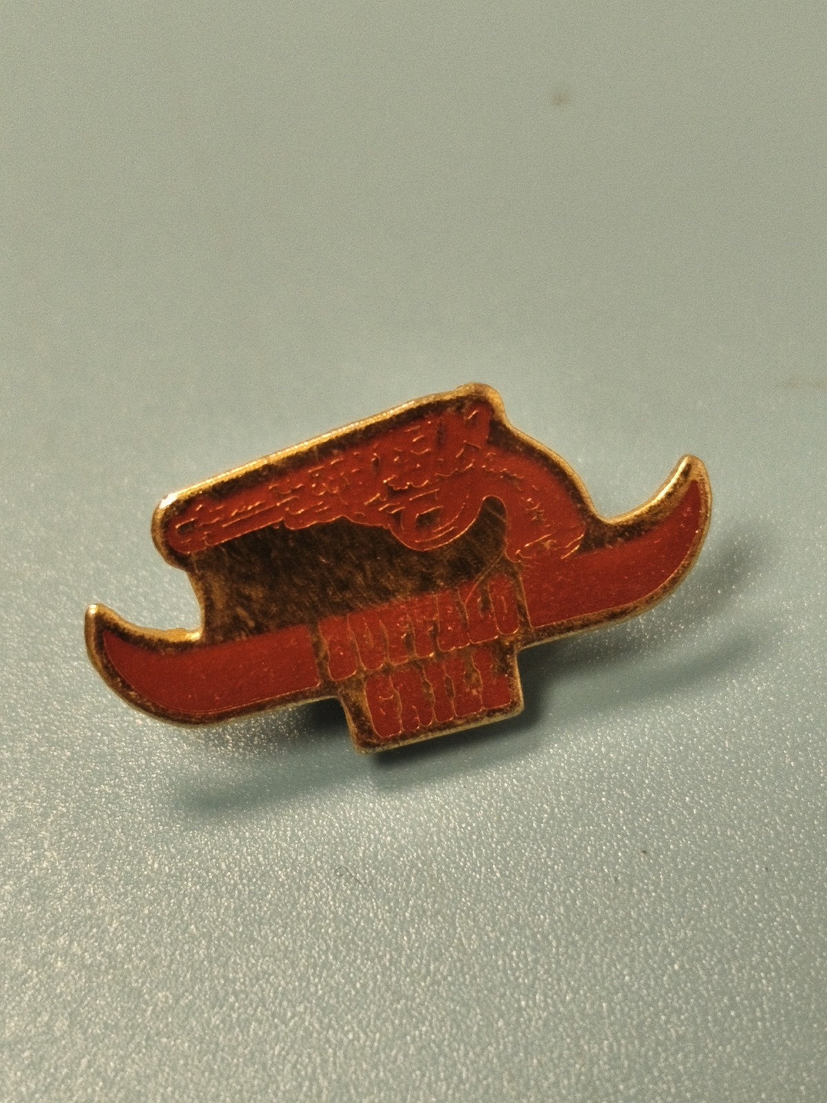Vintage pin's Buffalo Grill logo rouge collection restauration ancien