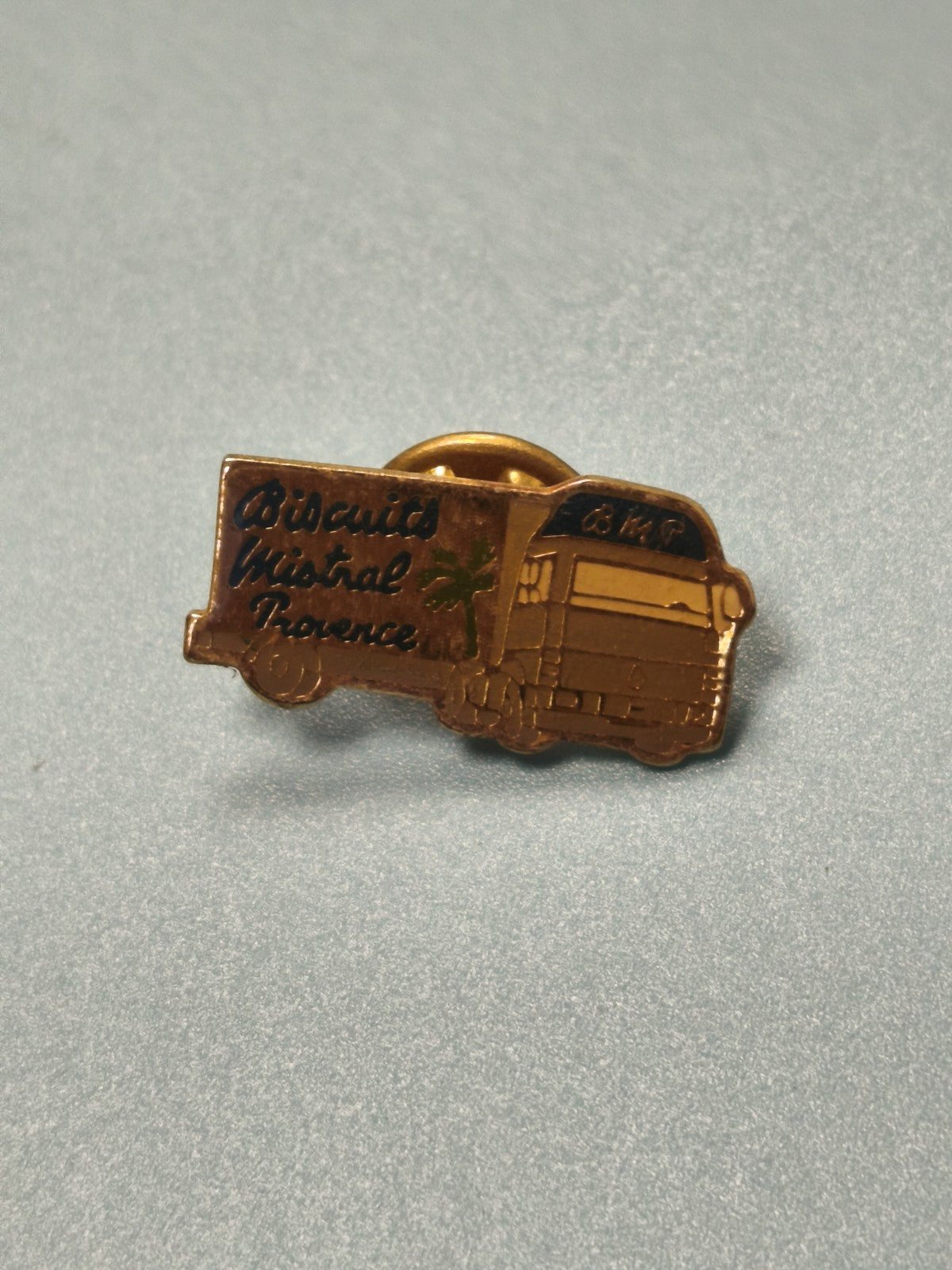 Pin's vintage Biscuits Mistral Provence camion doré collection publicitaire
