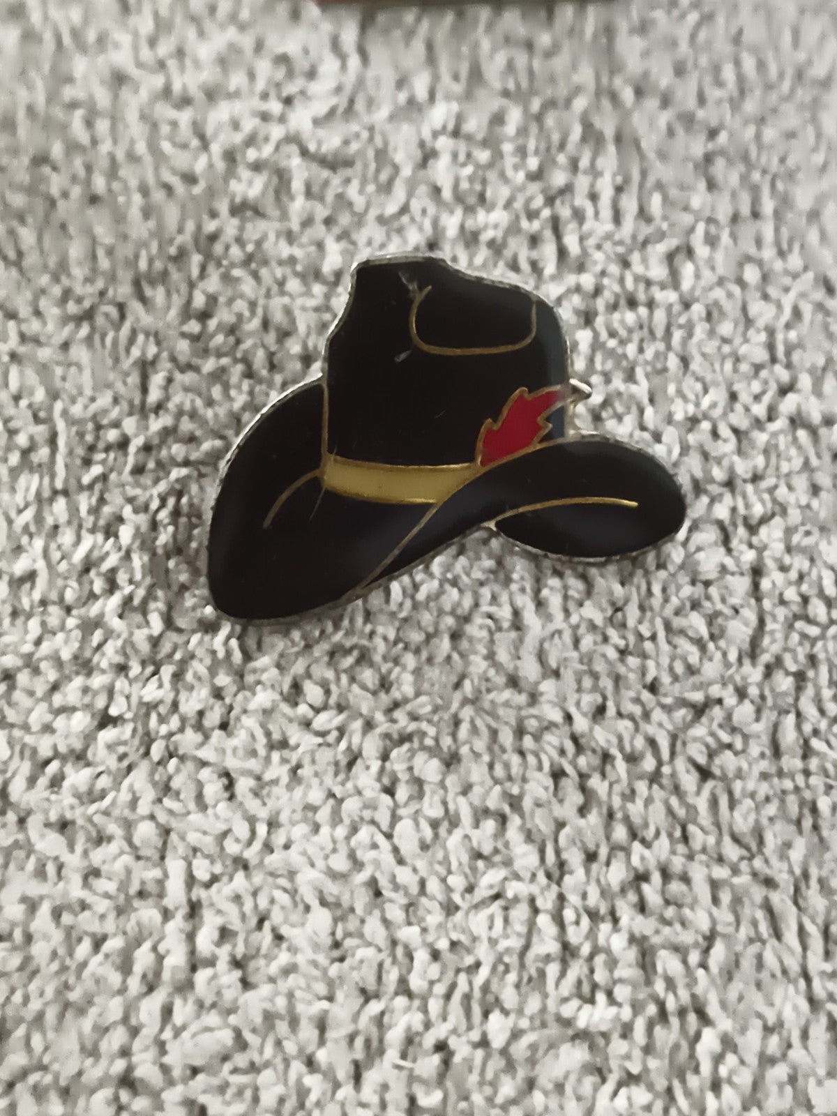 Pin's vintage chapeau cowboy noir doré rouge western (Ref 10) badge rétro