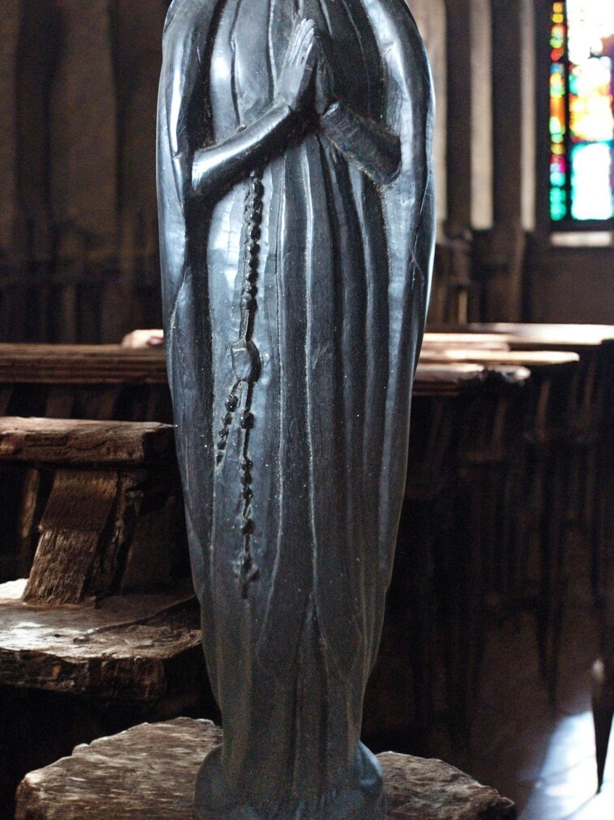 Statue Vierge Marie couronnée bois sculpté XIXe style religieux noir